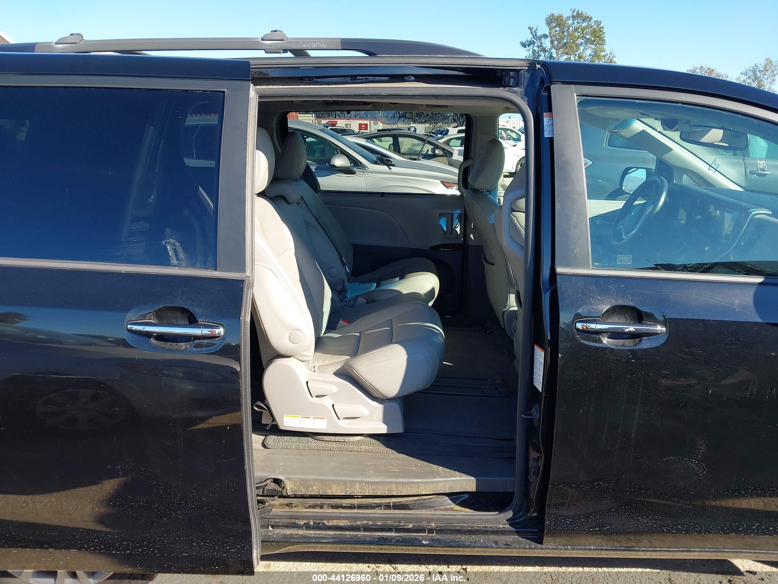 TOYOTA SIENNA image 8