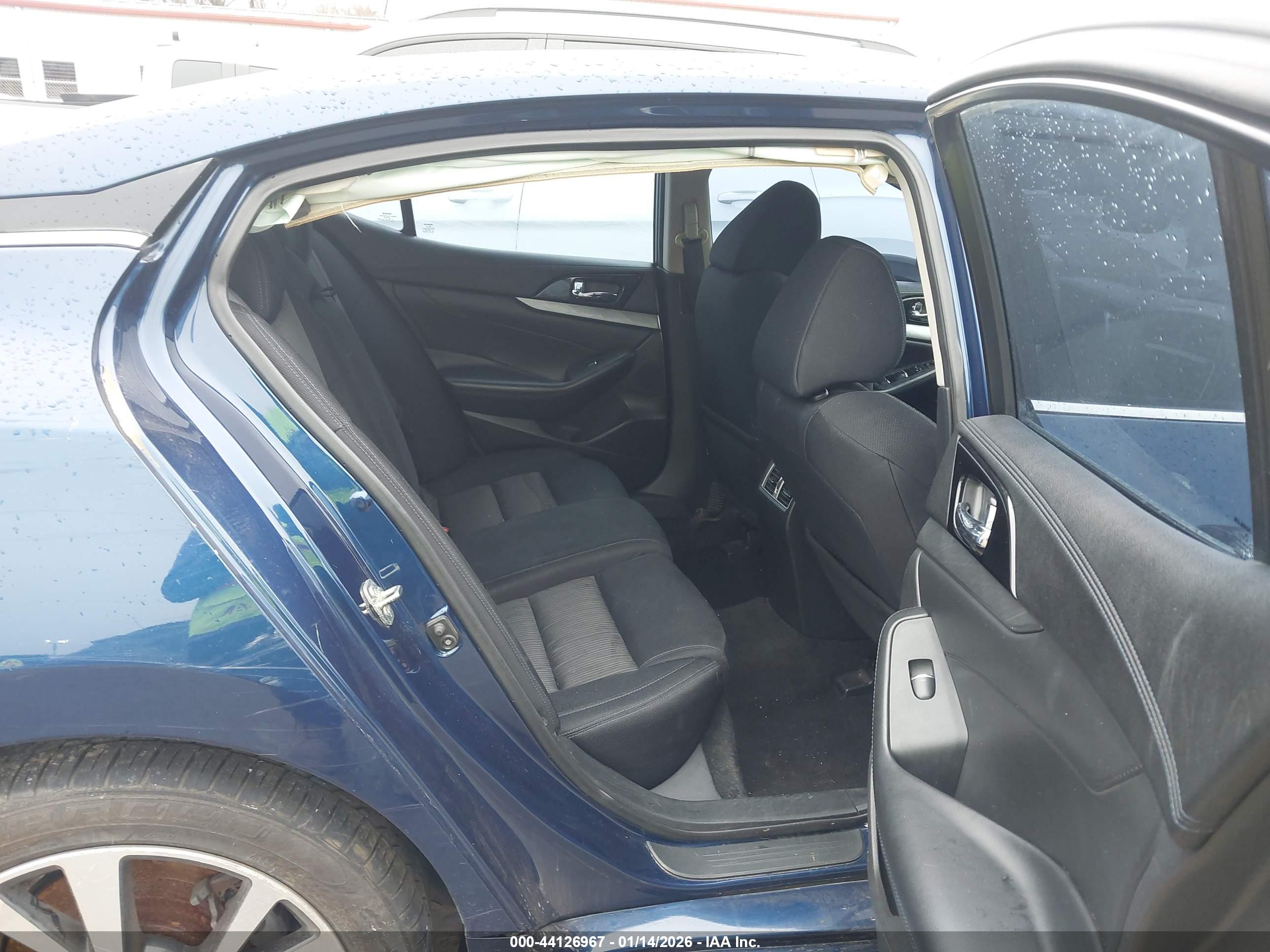 NISSAN MAXIMA image 8