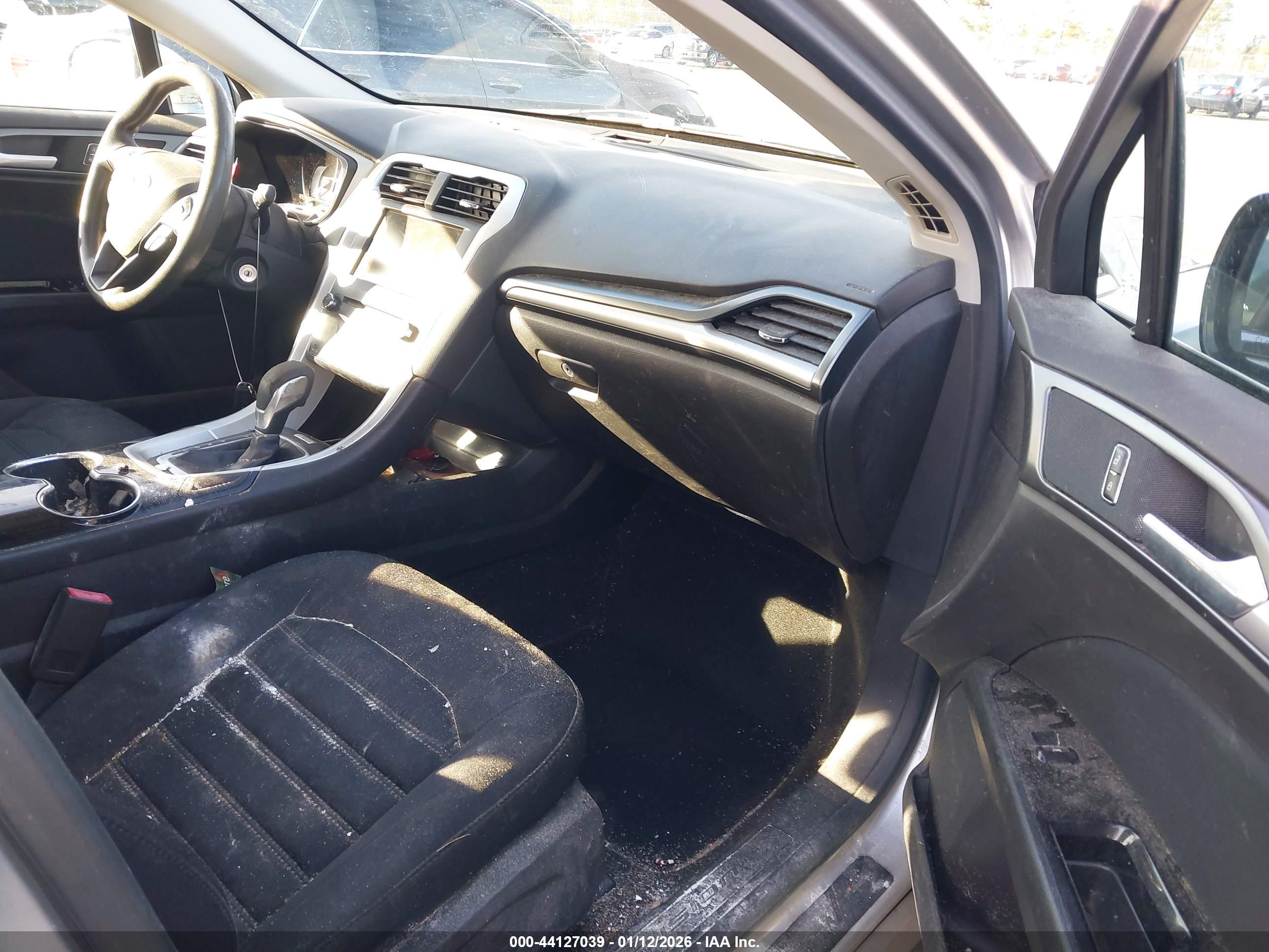 FORD FUSION image 5