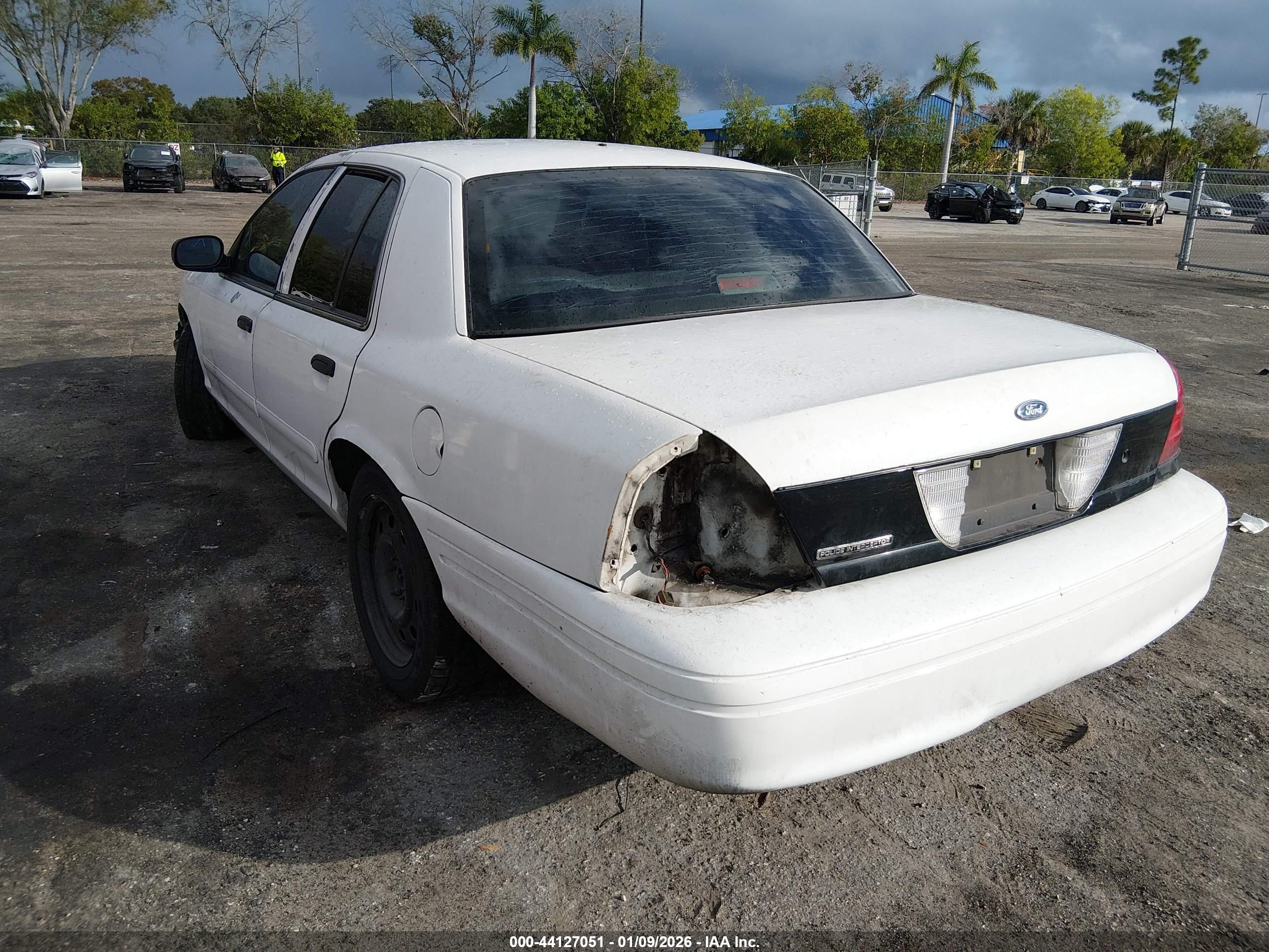 FORD CROWN image 3