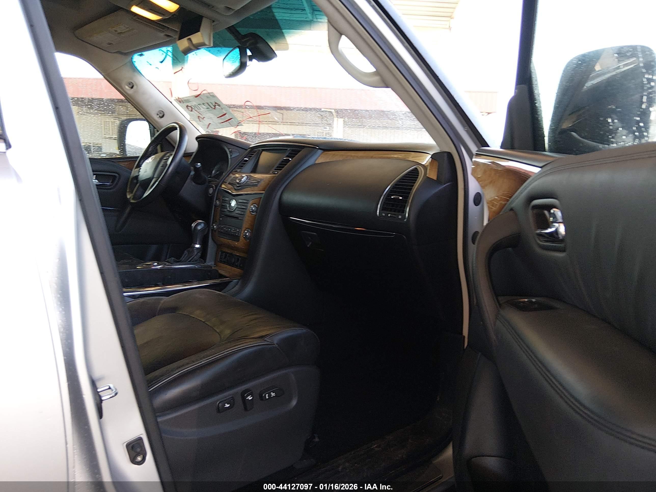 INFINITI QX56 image 5