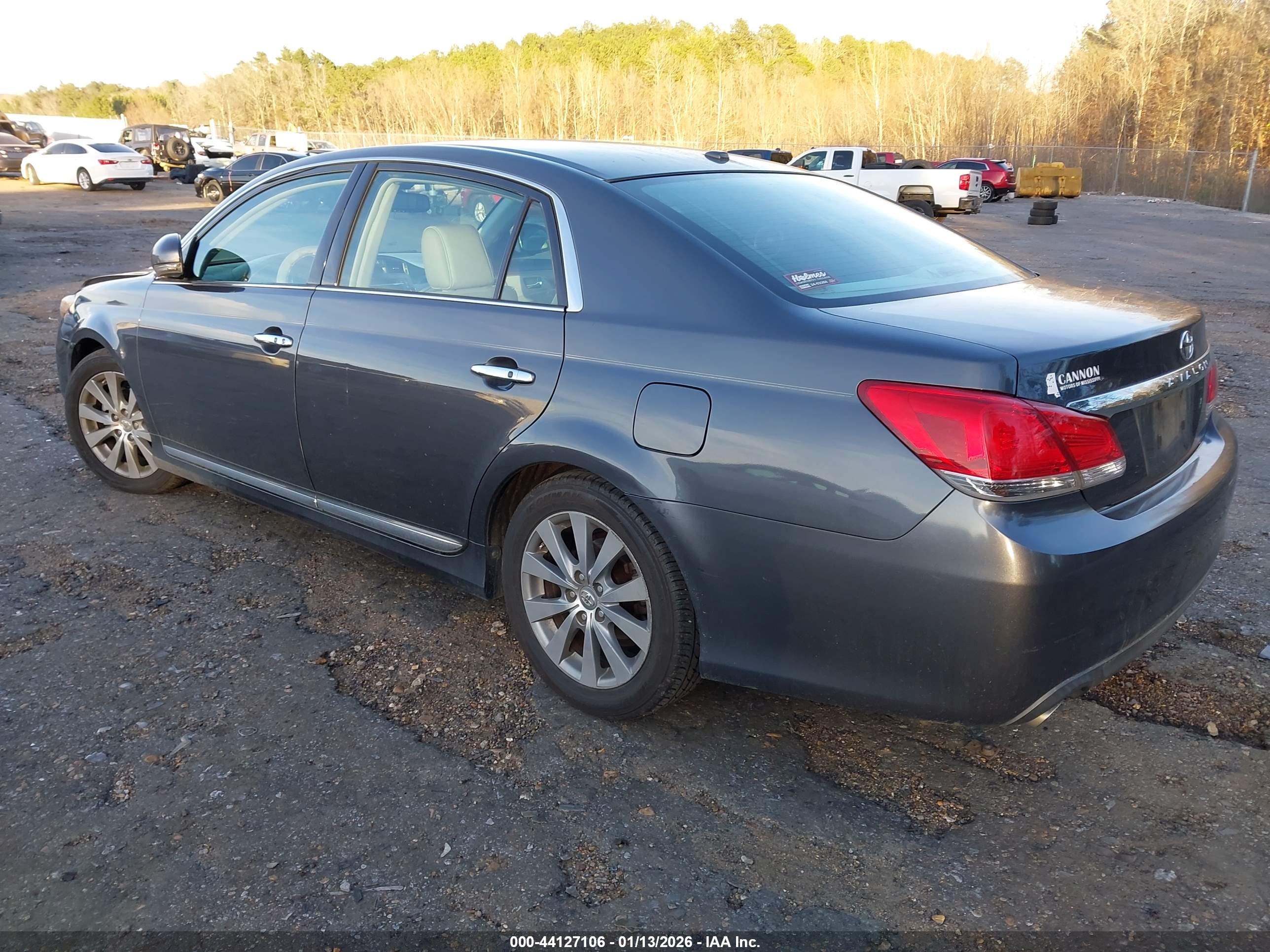 TOYOTA AVALON image 3