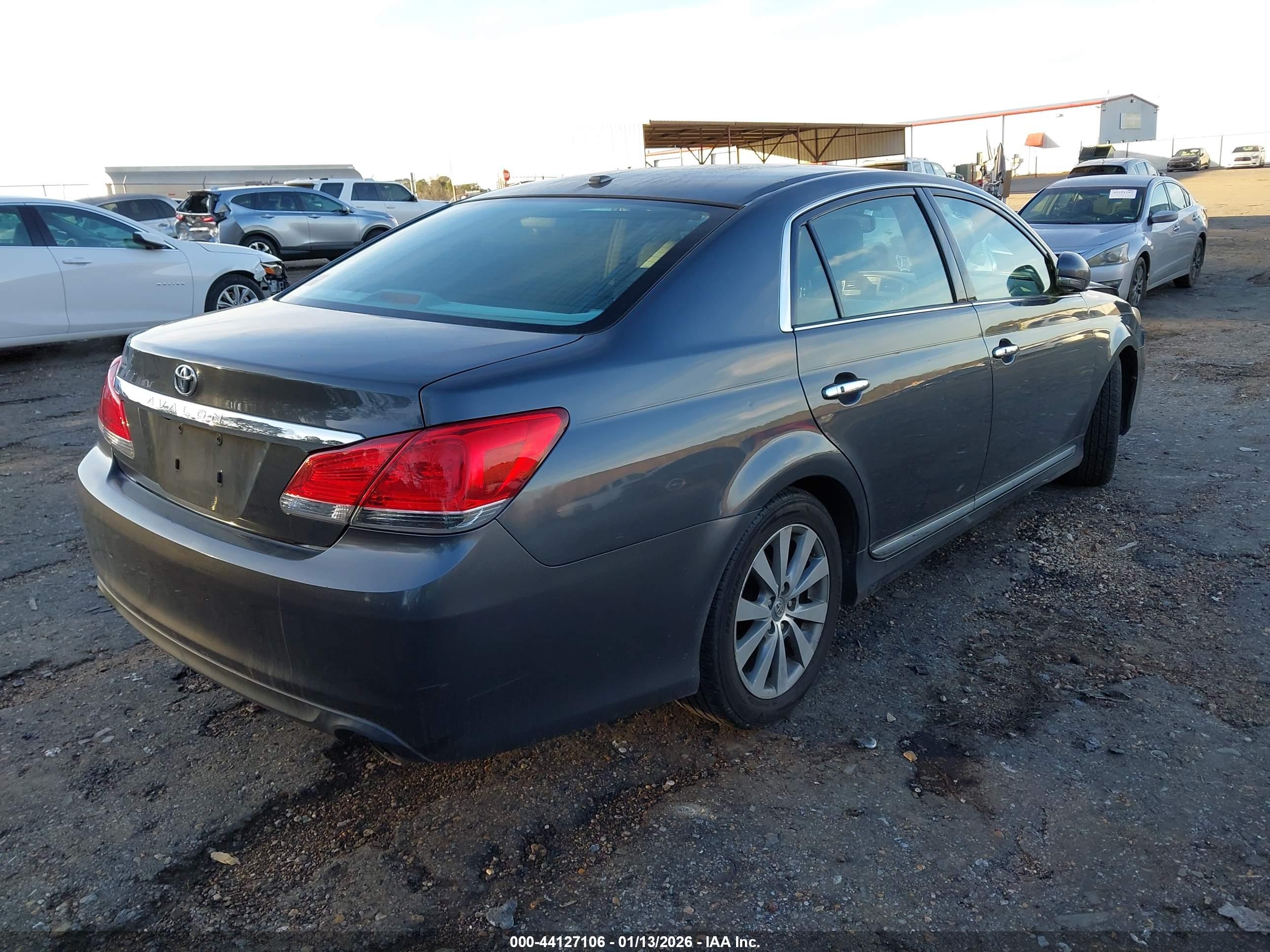 TOYOTA AVALON image 4