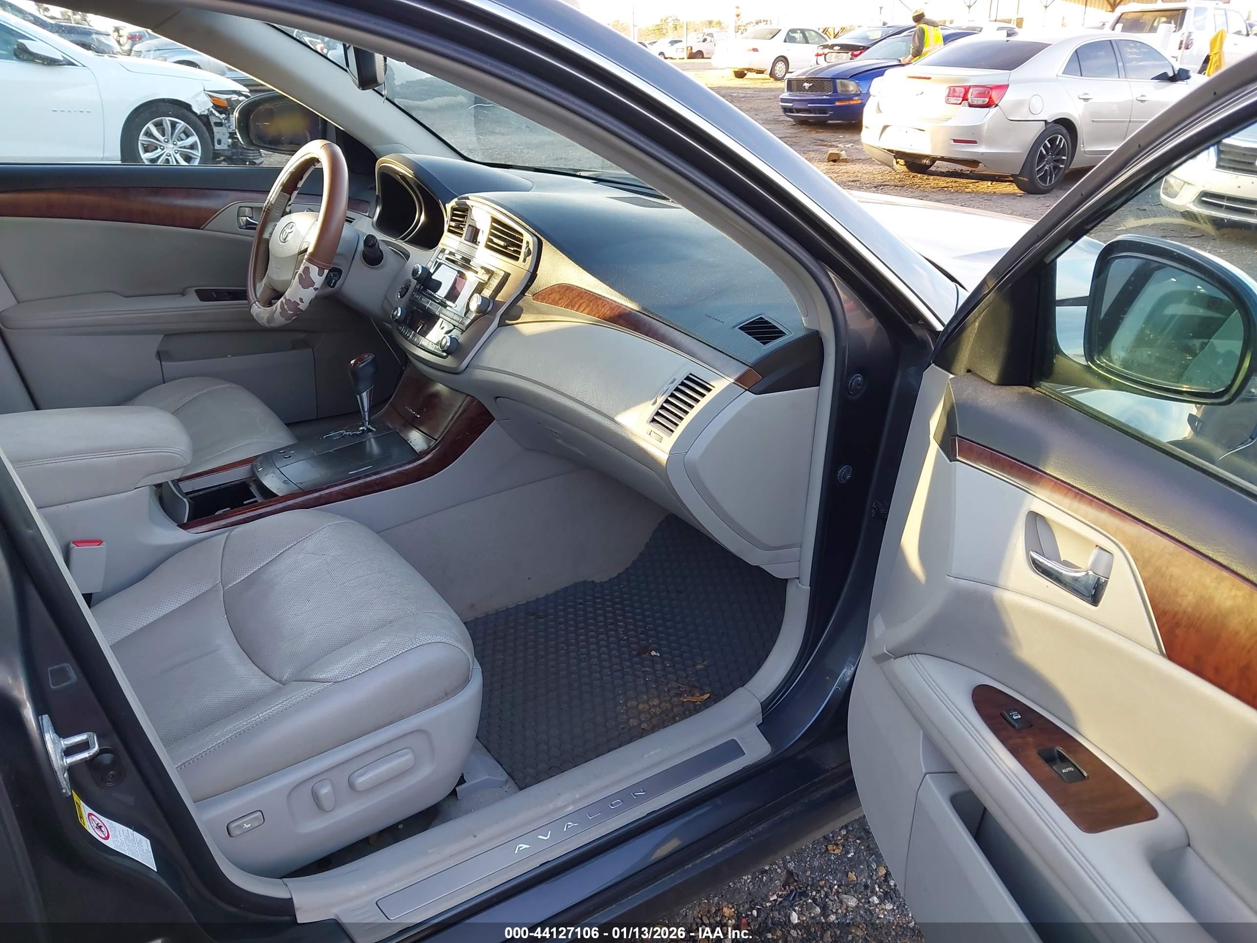 TOYOTA AVALON image 5
