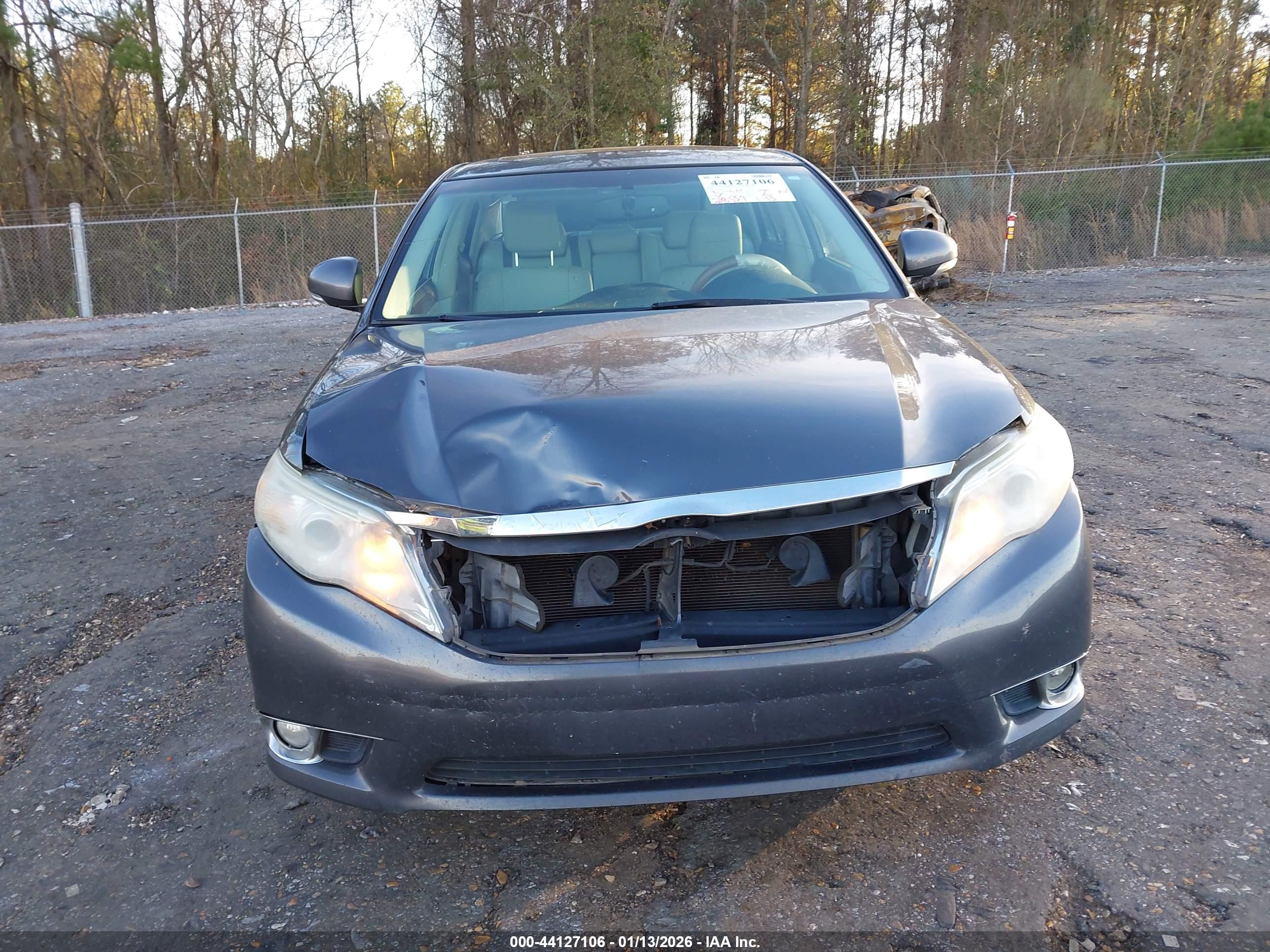 TOYOTA AVALON image 6