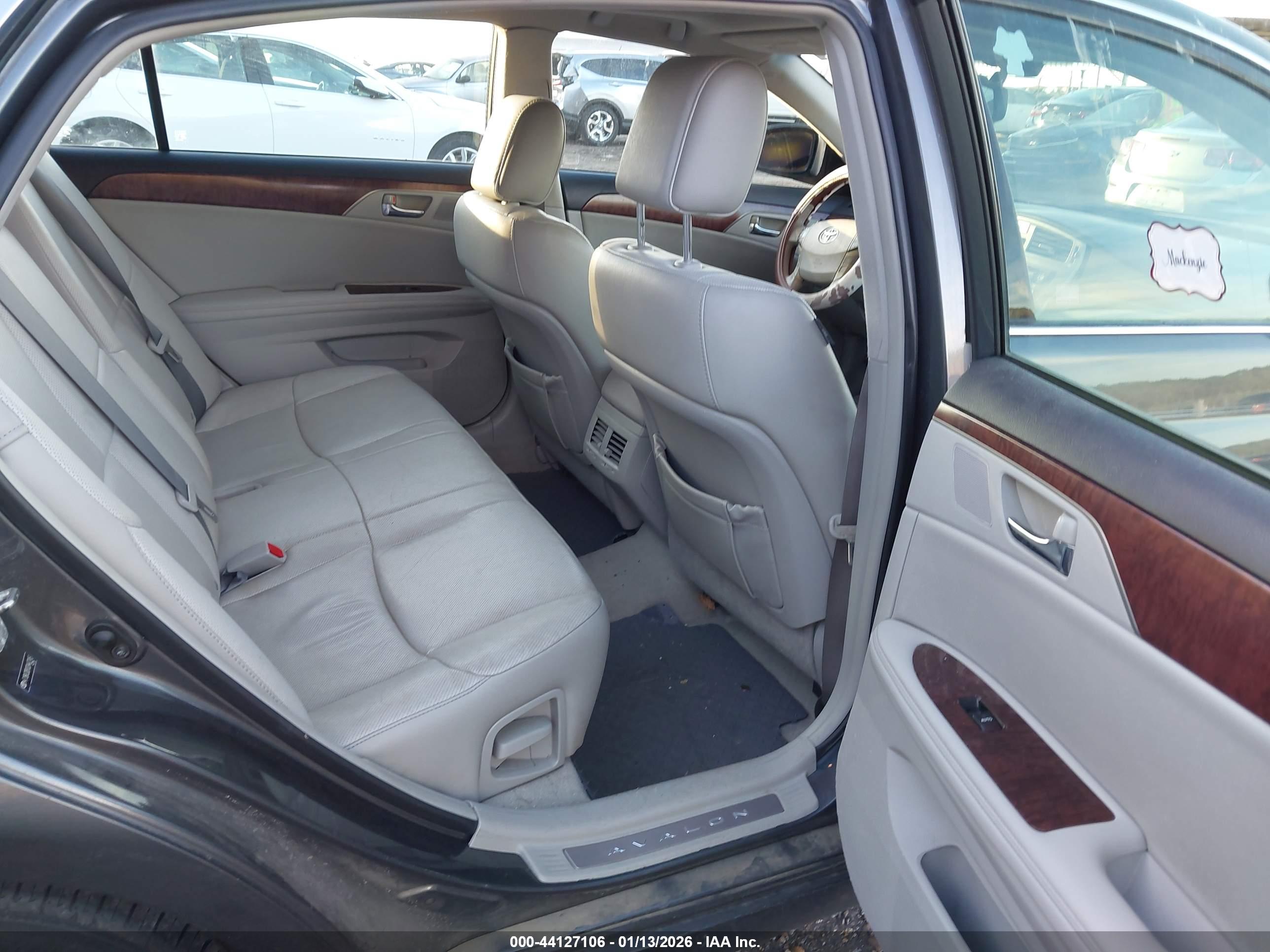 TOYOTA AVALON image 8