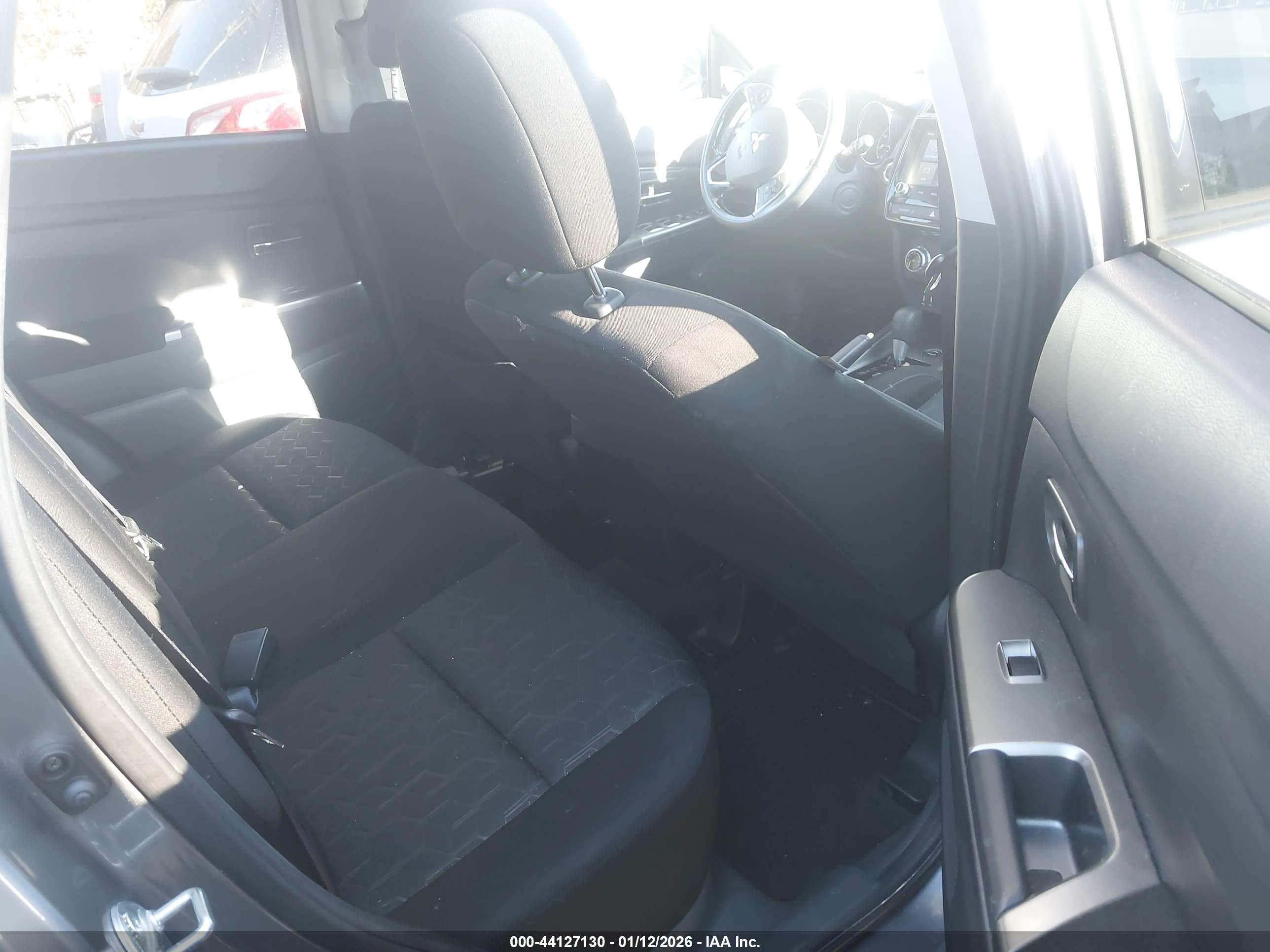 MITSUBISHI OUTLANDER image 8
