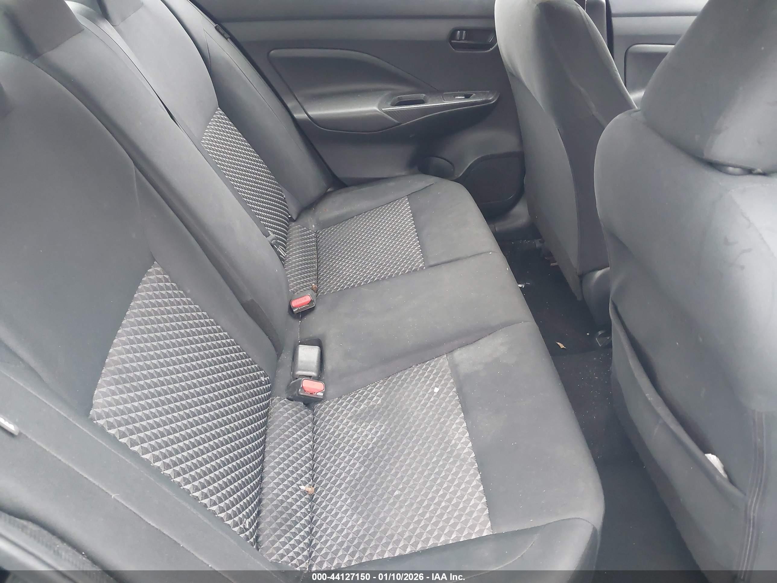 NISSAN VERSA image 8