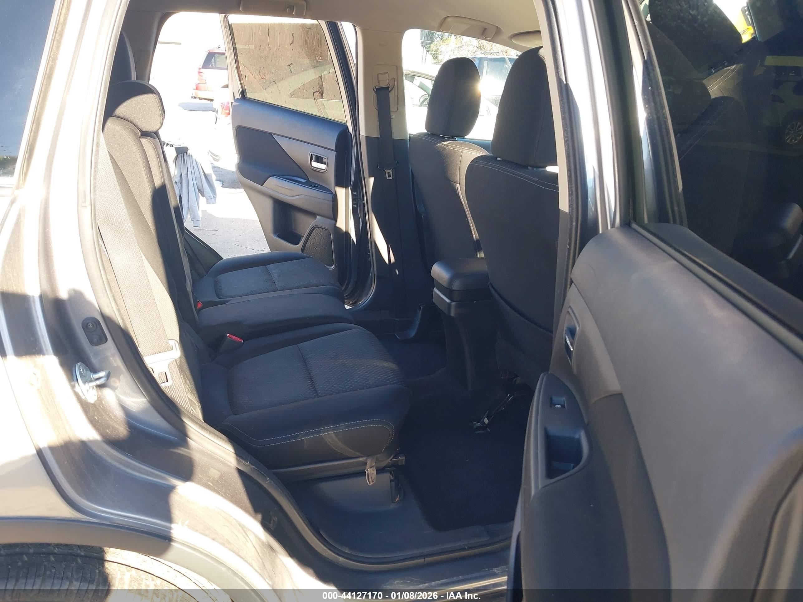MITSUBISHI OUTLANDER image 8