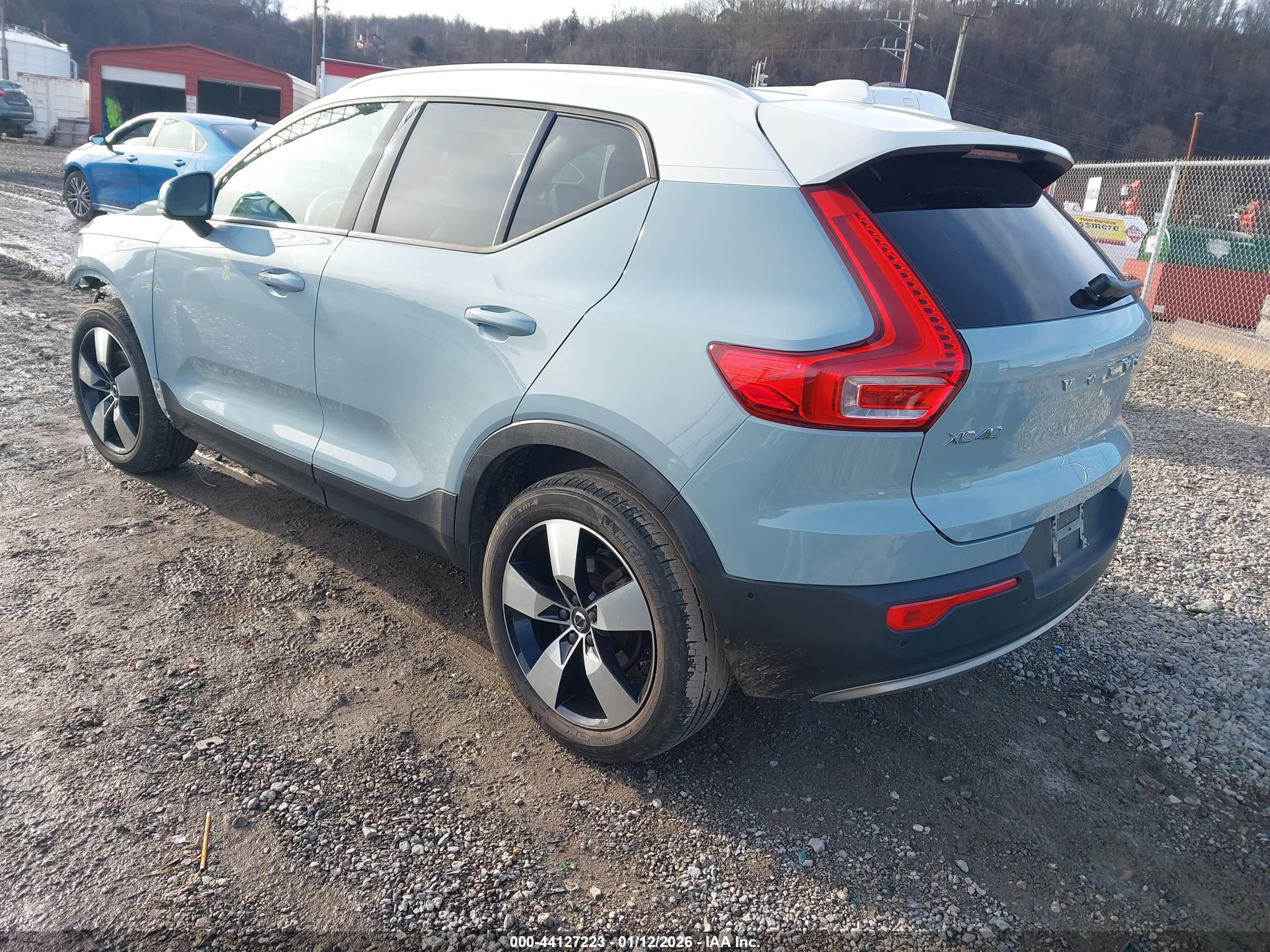VOLVO XC40 image 3