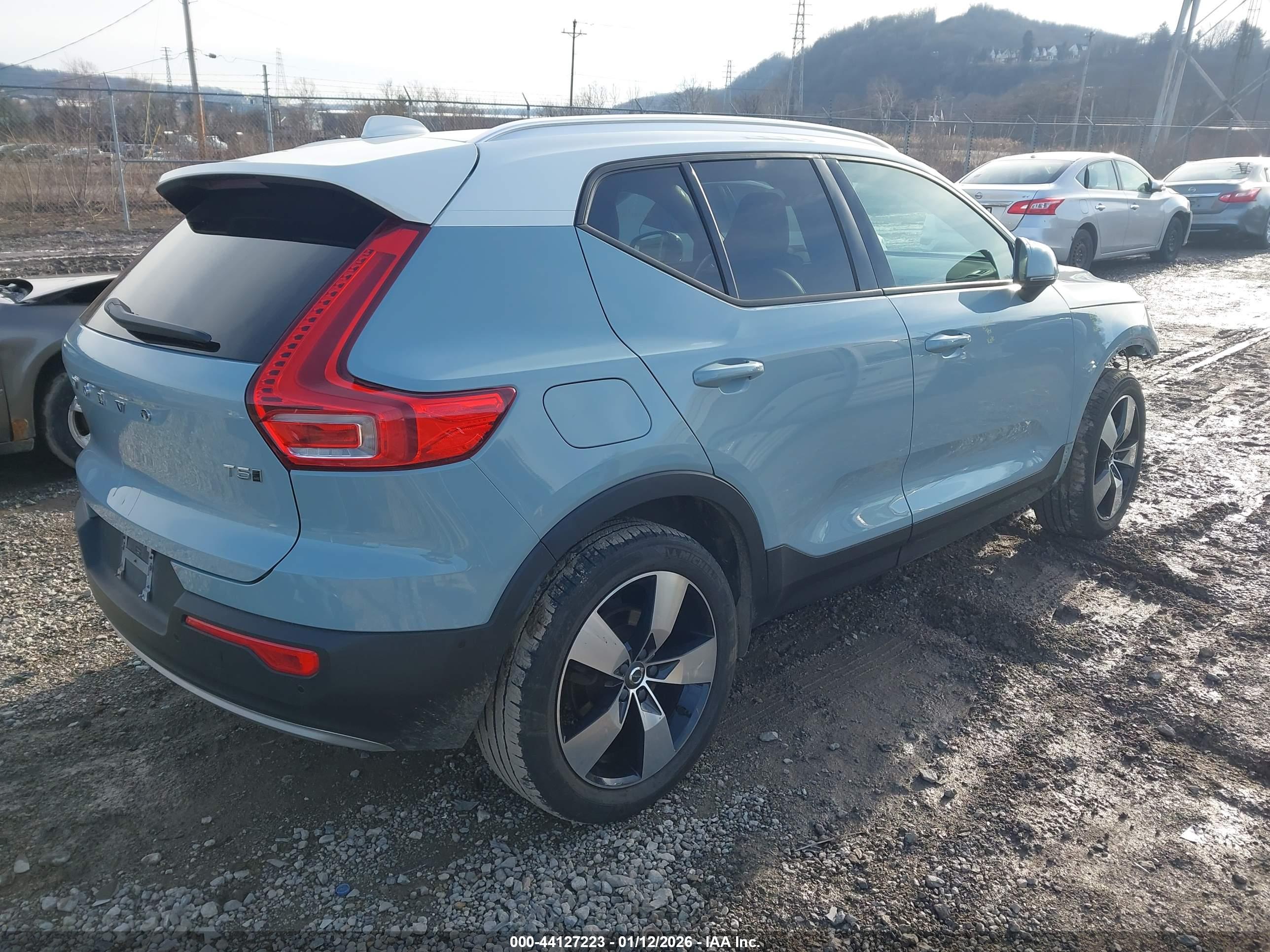 VOLVO XC40 image 4