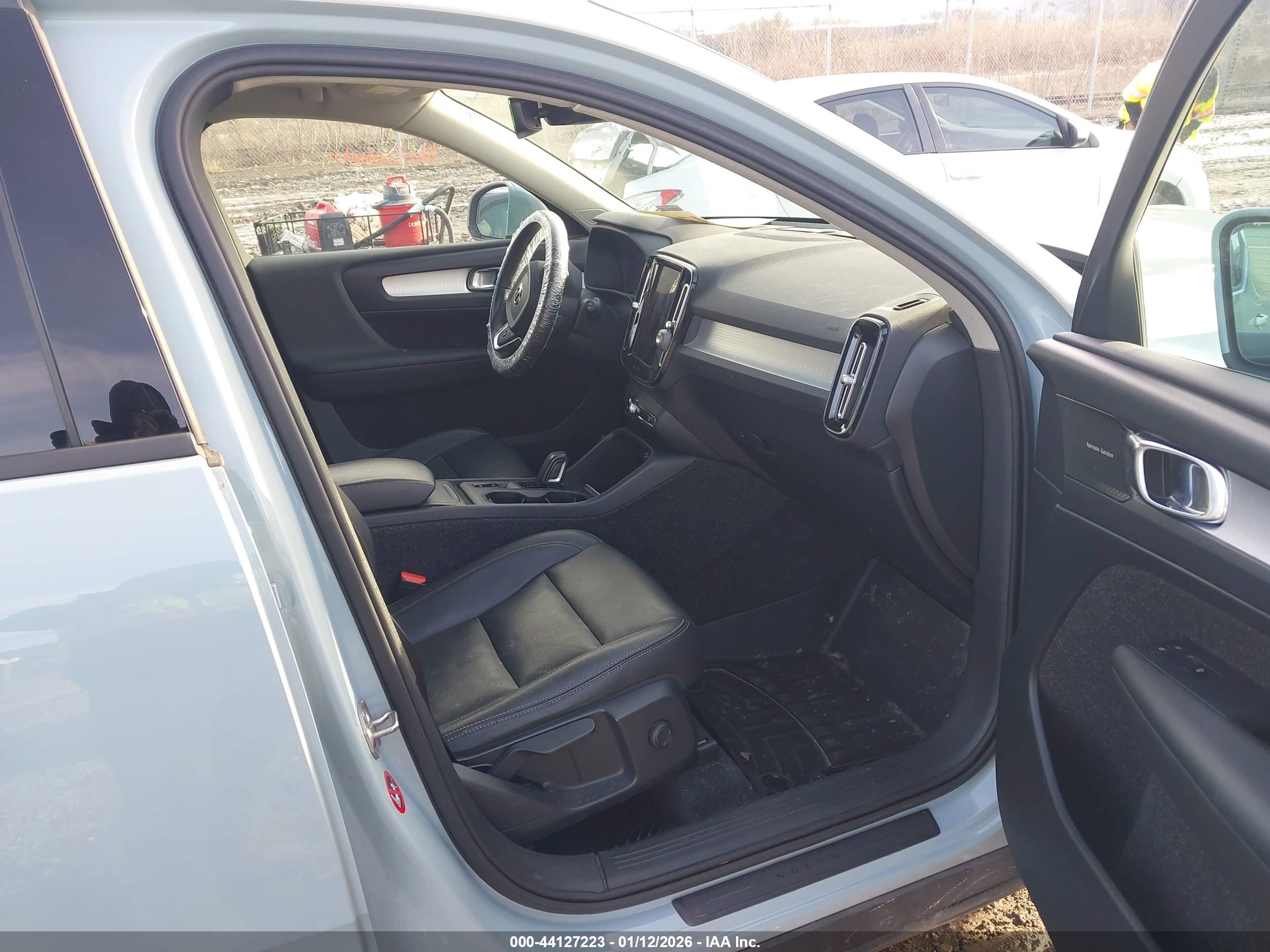 VOLVO XC40 image 5