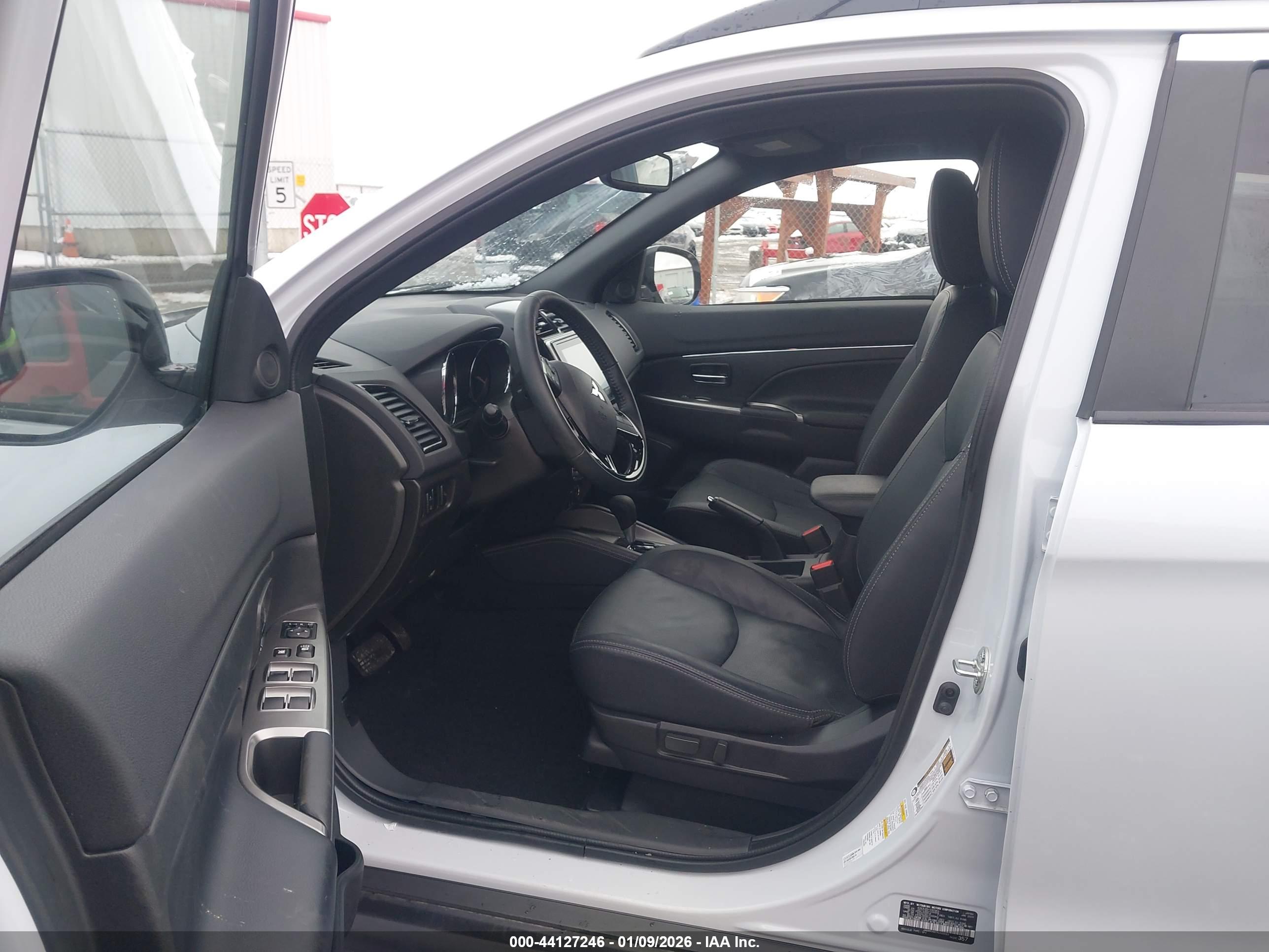 MITSUBISHI OUTLANDER image 5