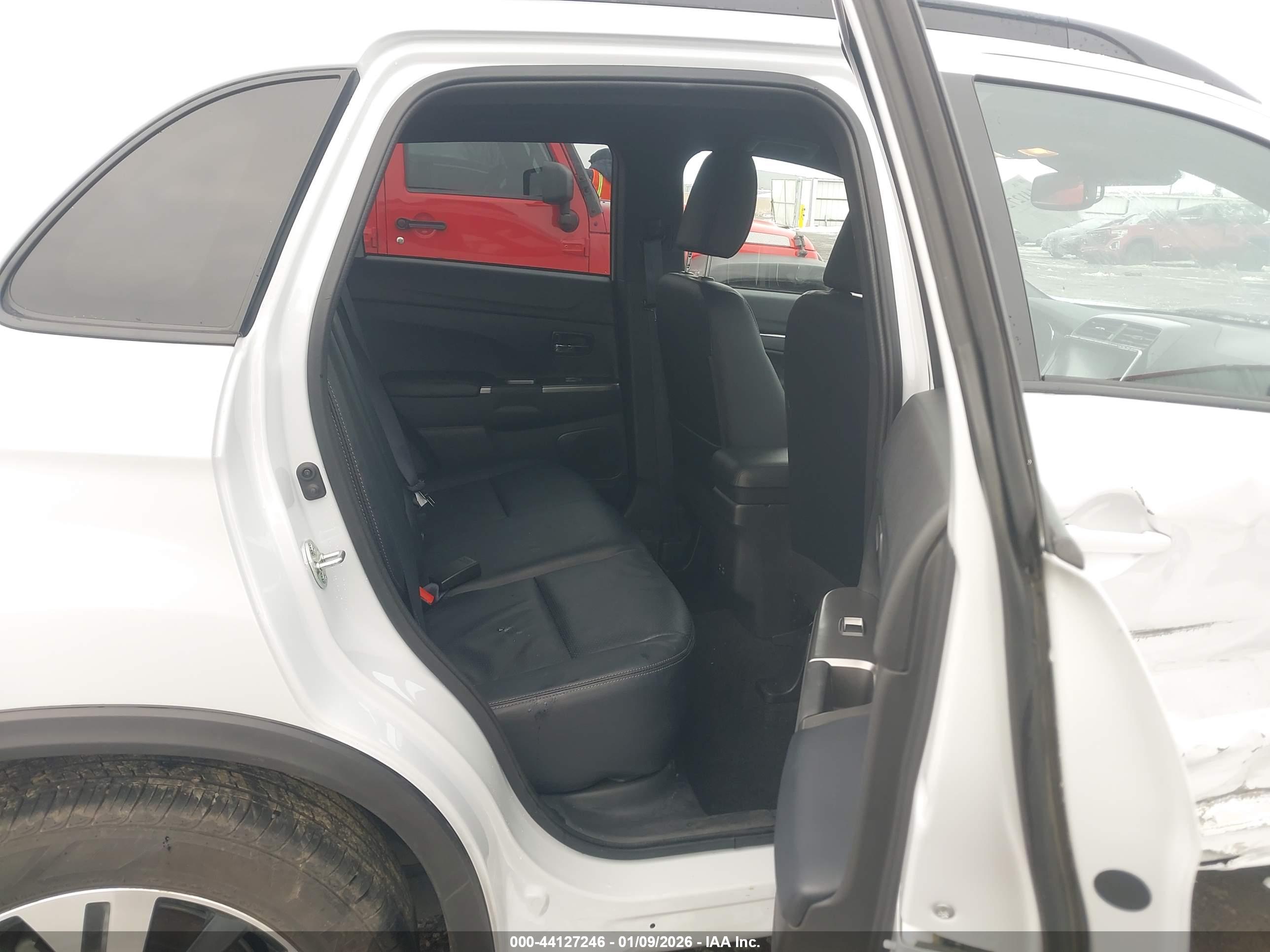 MITSUBISHI OUTLANDER image 8