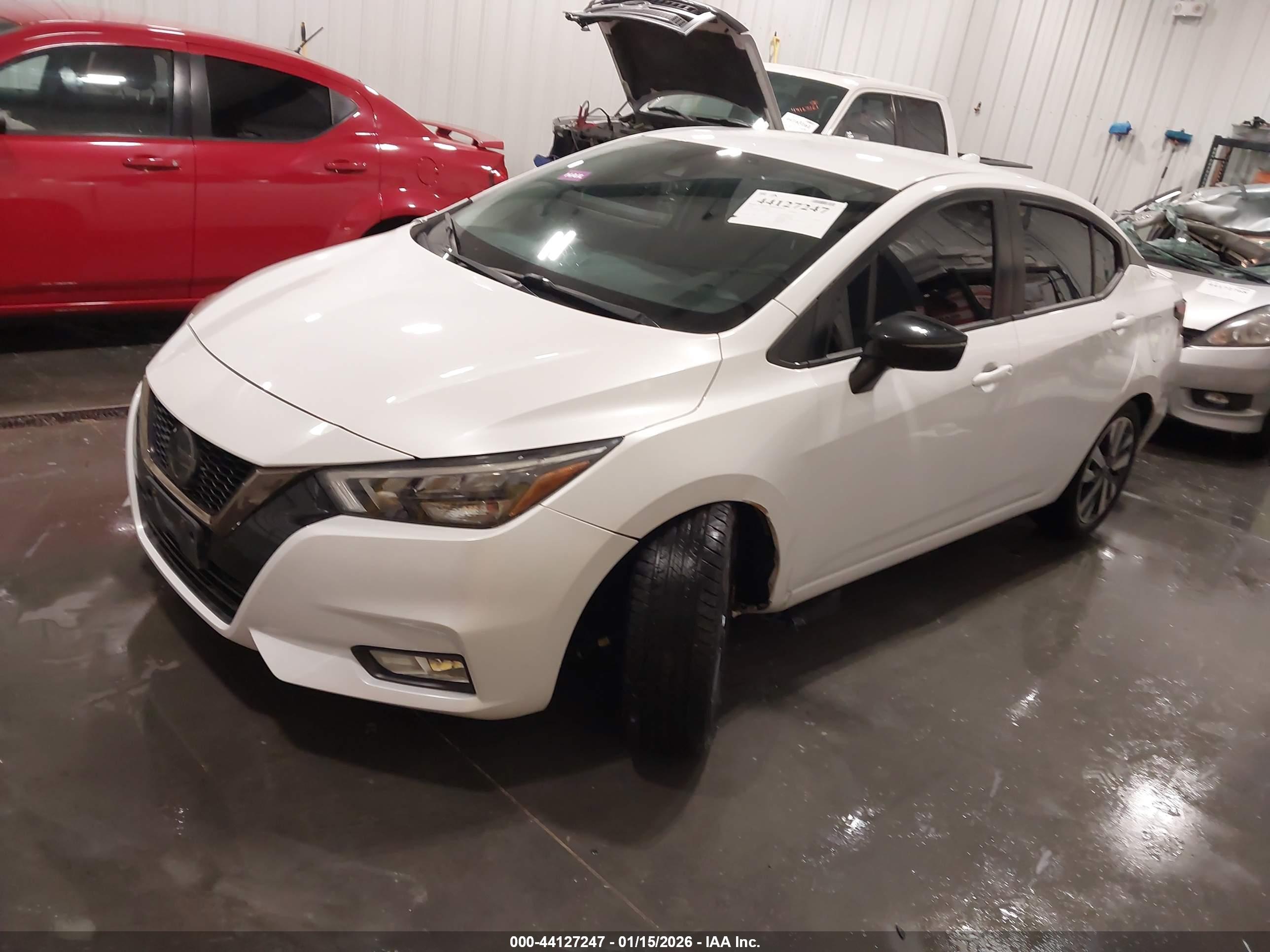 NISSAN VERSA image 2