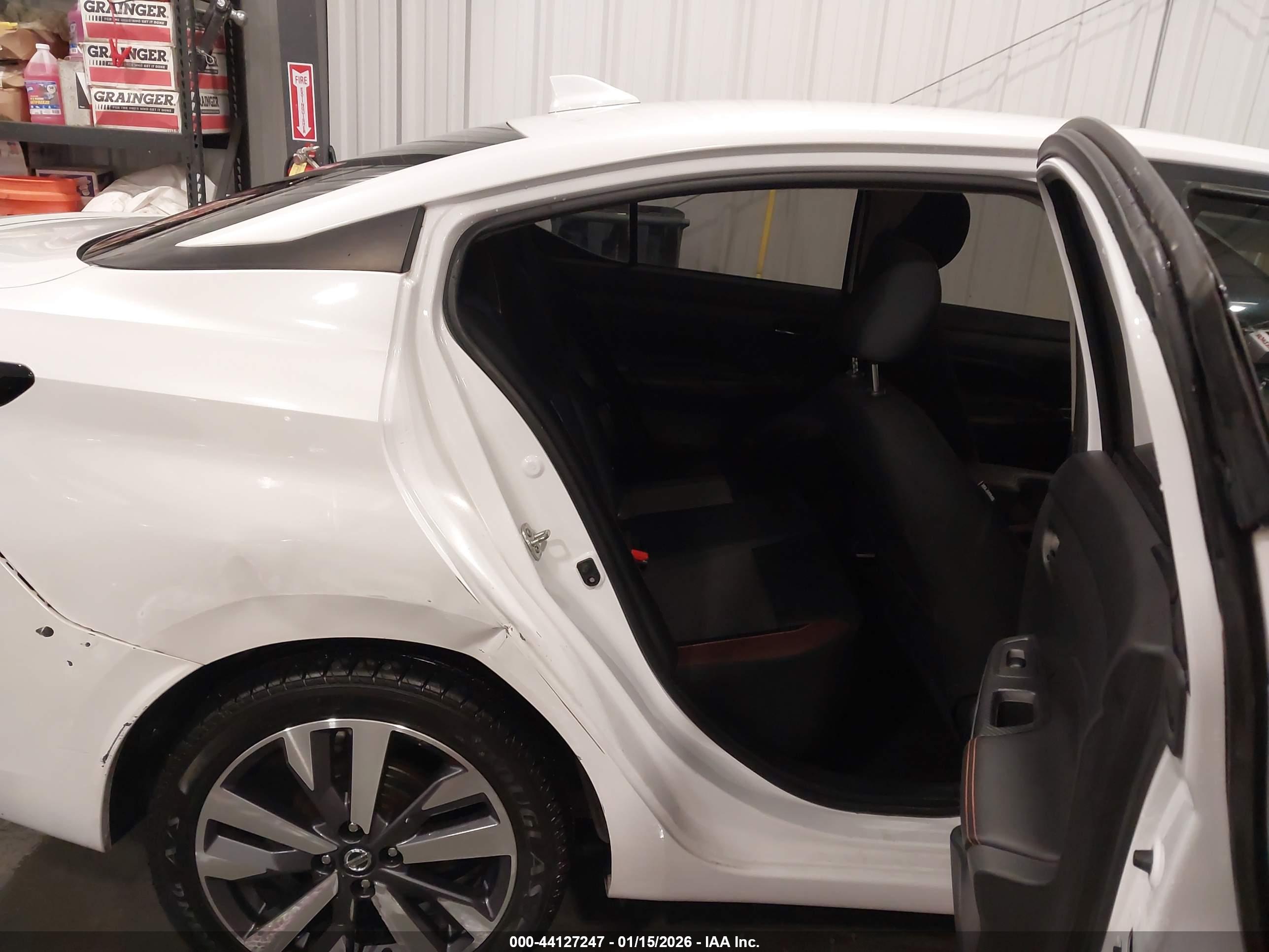 NISSAN VERSA image 8
