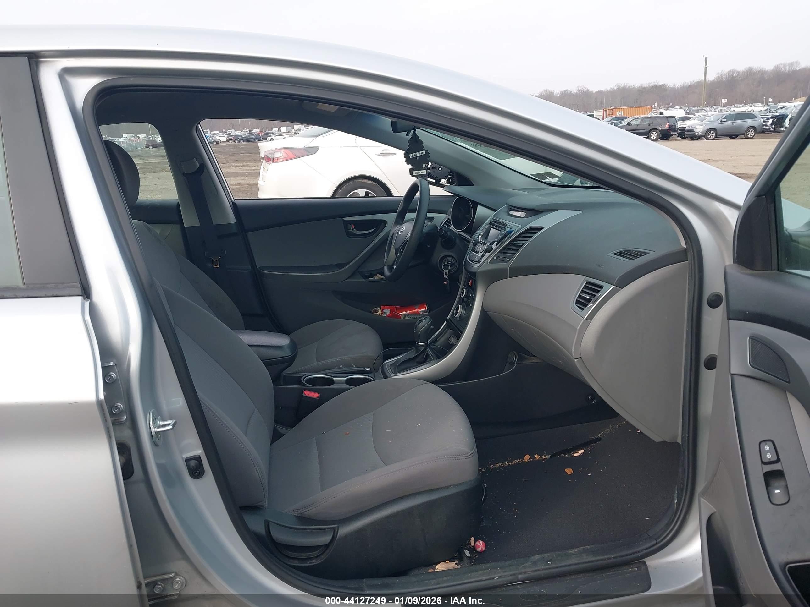 HYUNDAI ELANTRA image 5