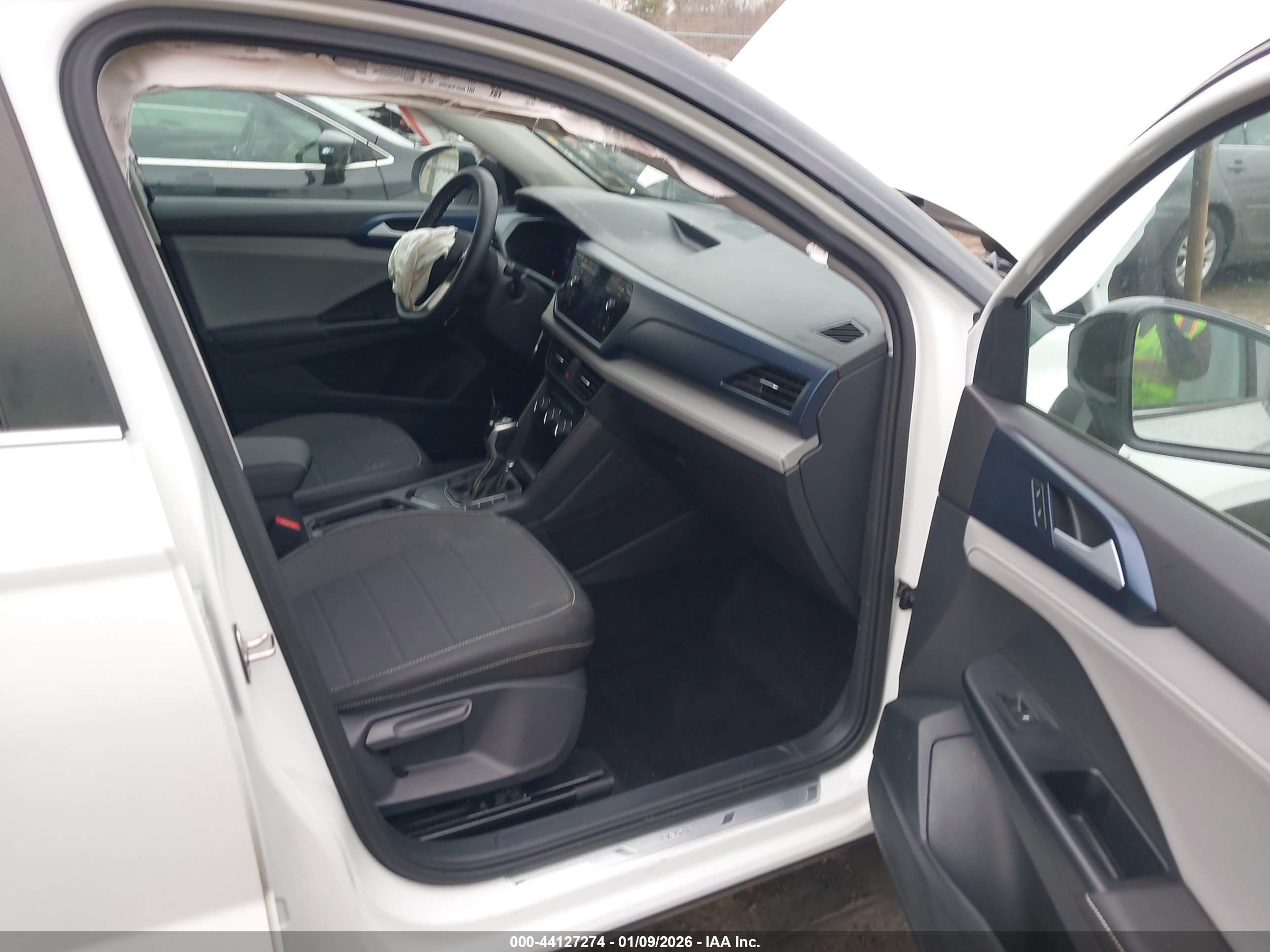 VOLKSWAGEN TAOS image 5