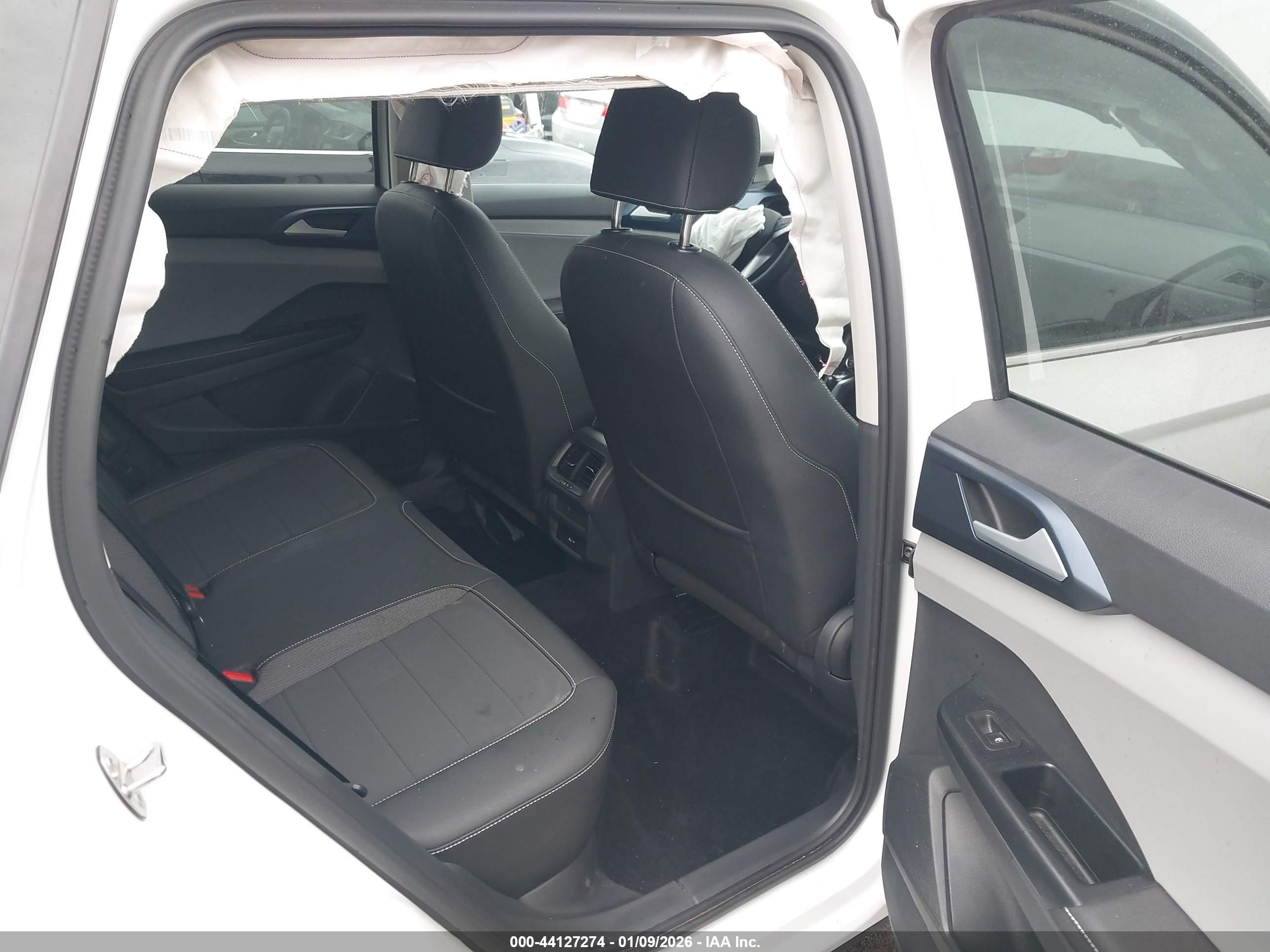 VOLKSWAGEN TAOS image 8
