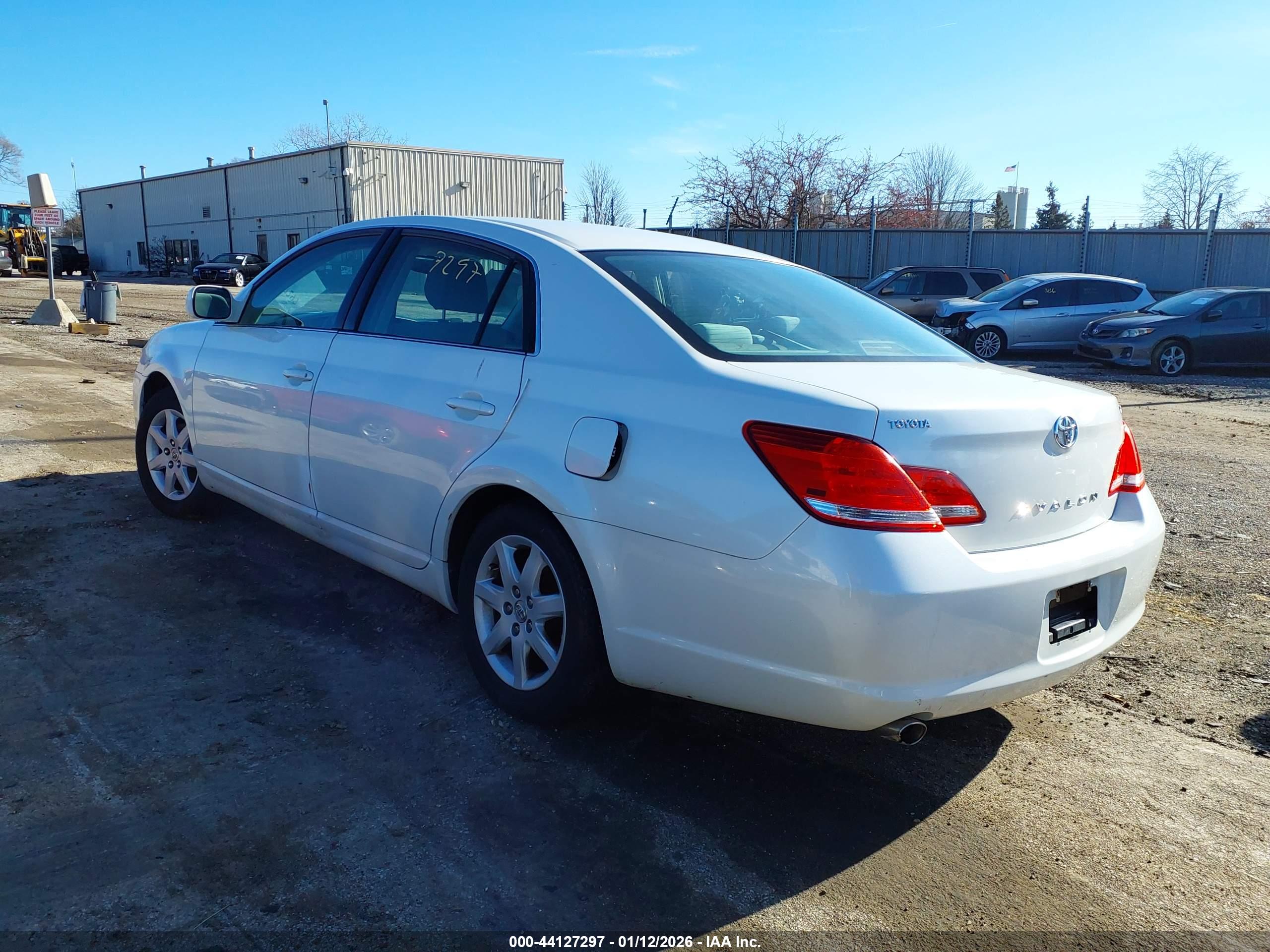 TOYOTA AVALON image 3