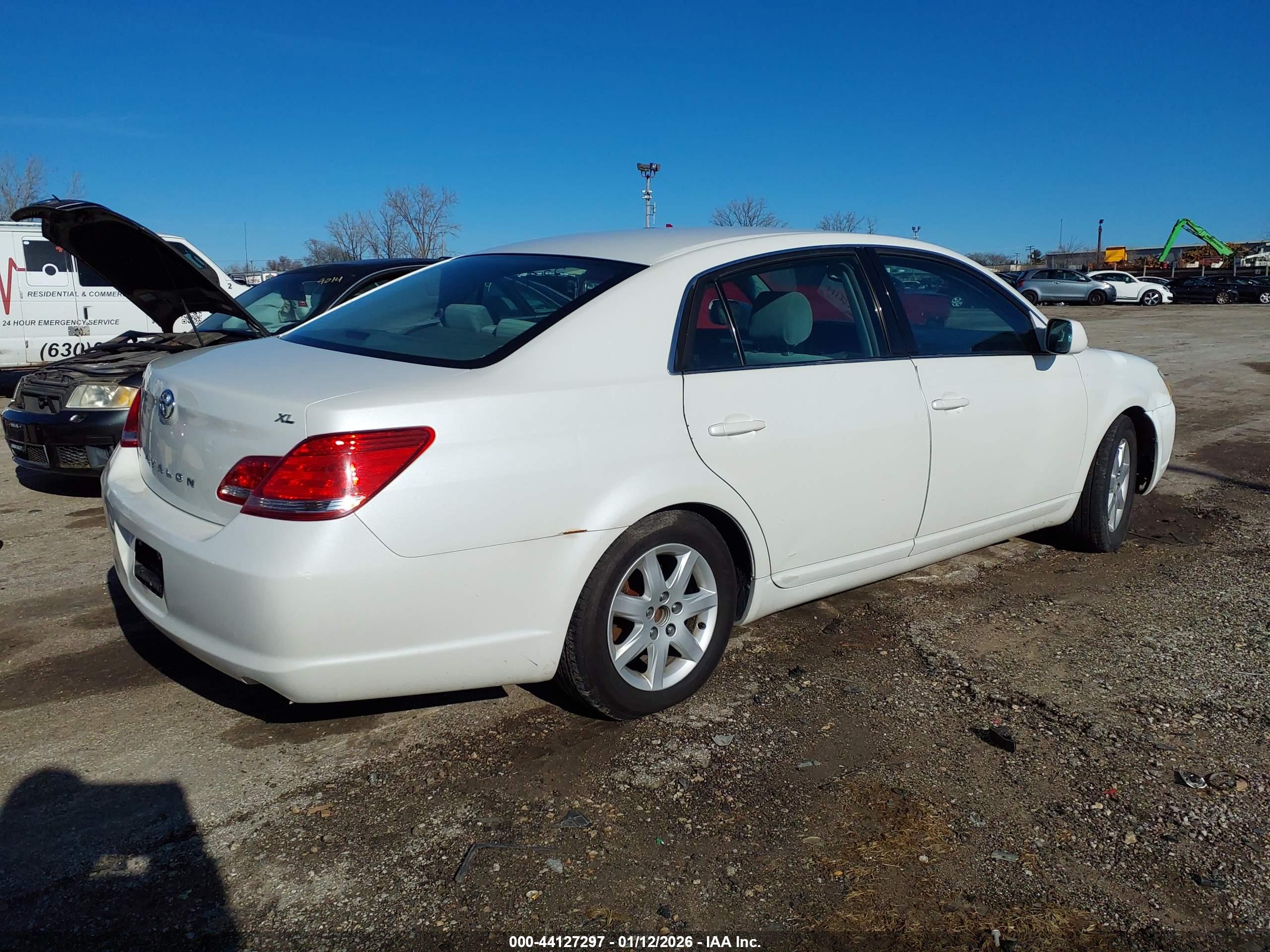 TOYOTA AVALON image 4