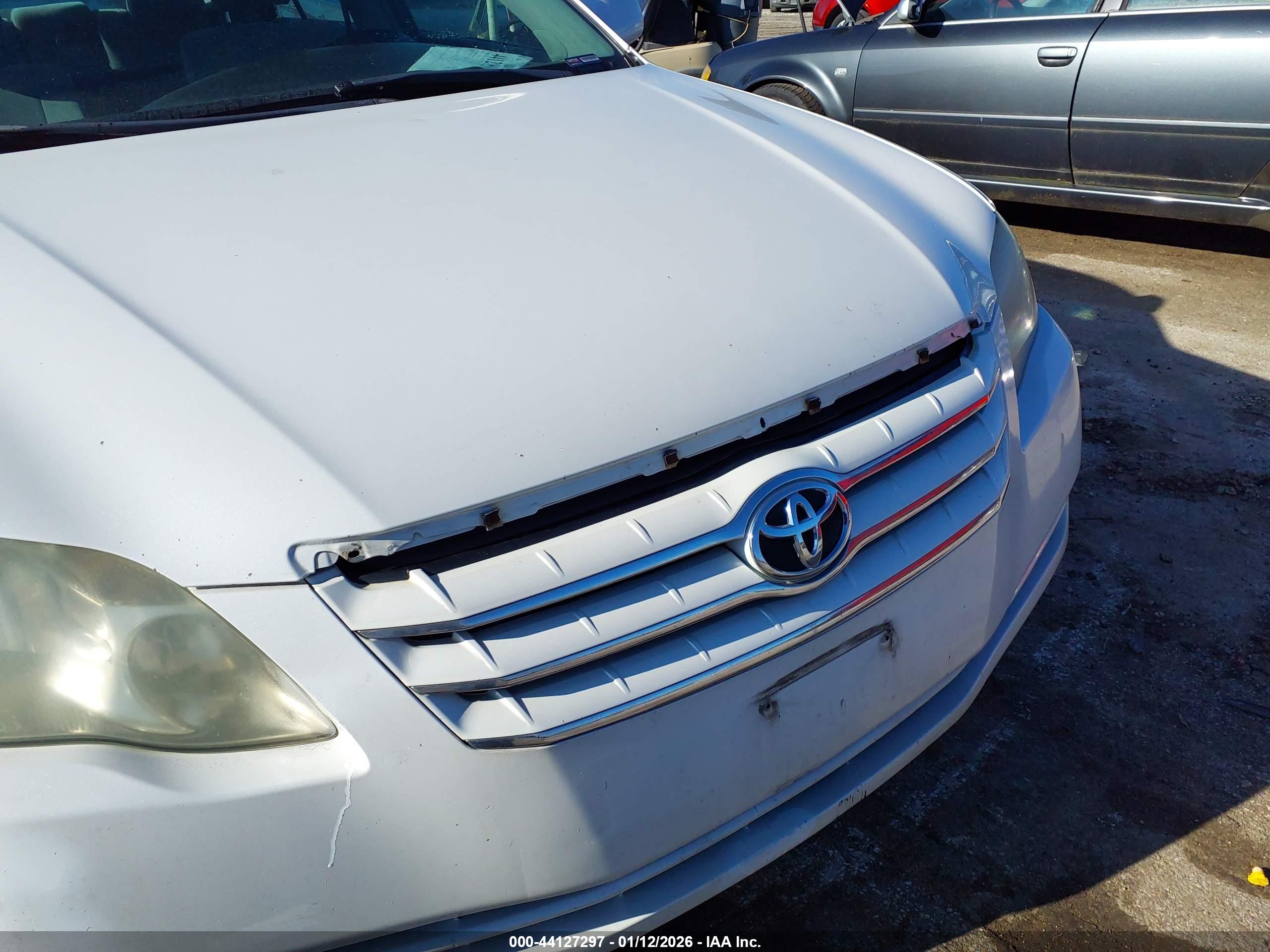 TOYOTA AVALON image 6