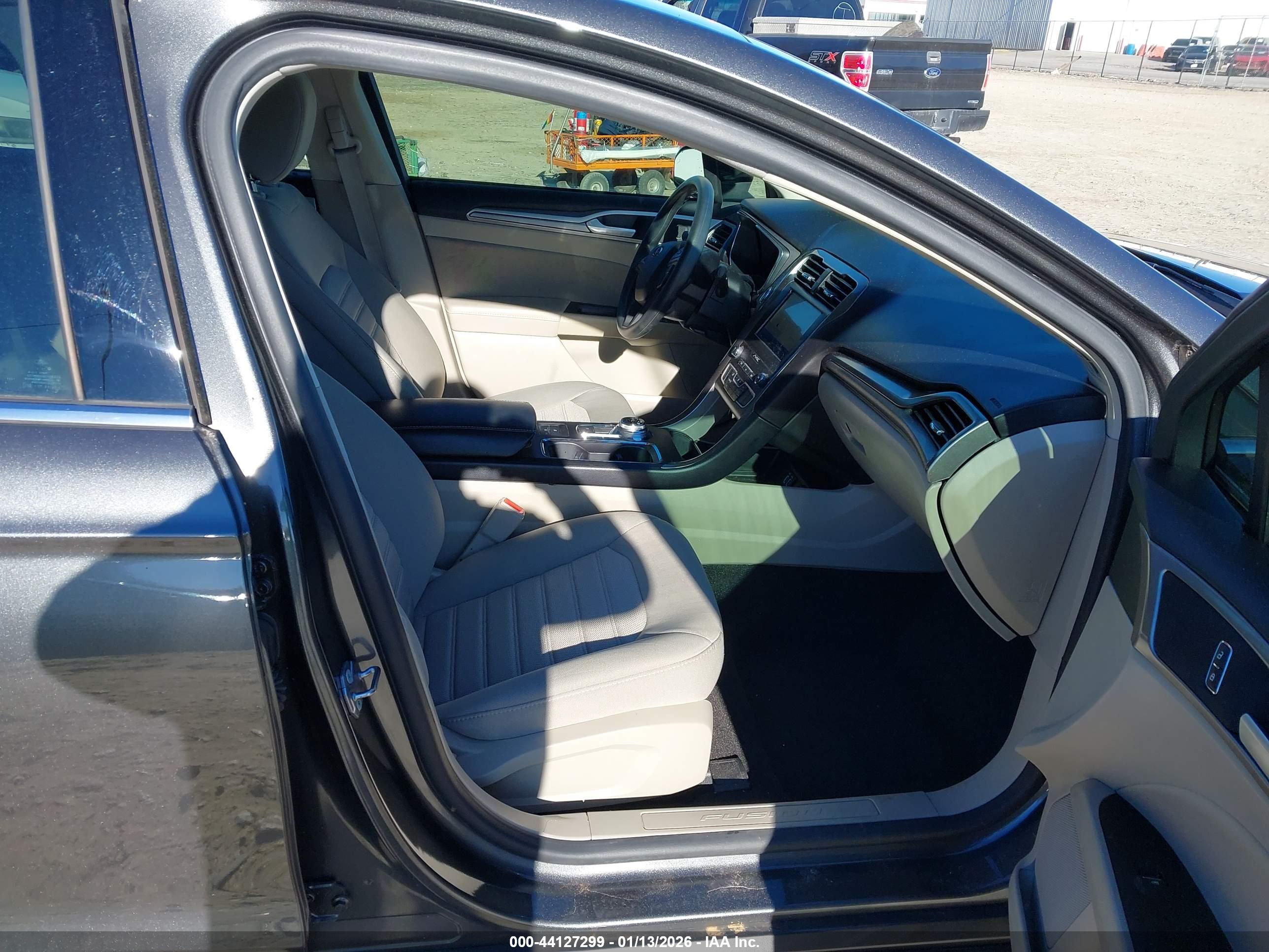 FORD FUSION image 5
