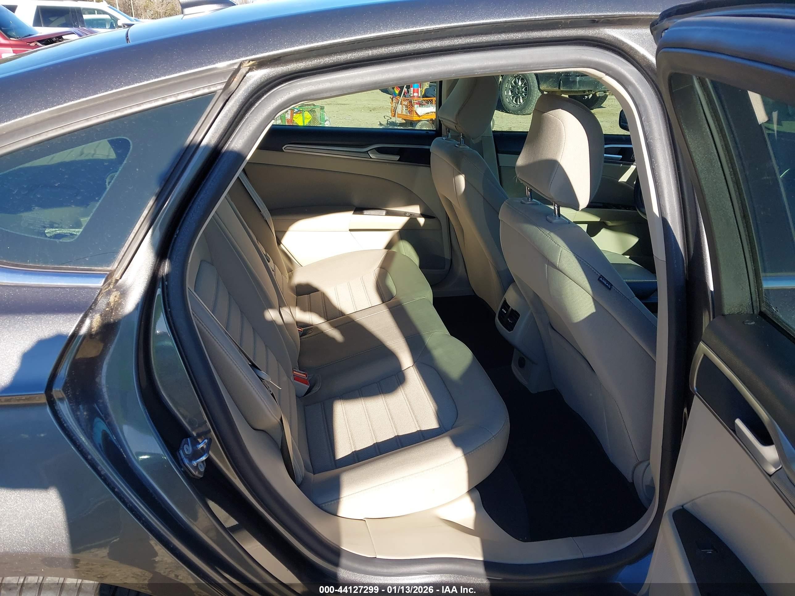 FORD FUSION image 8