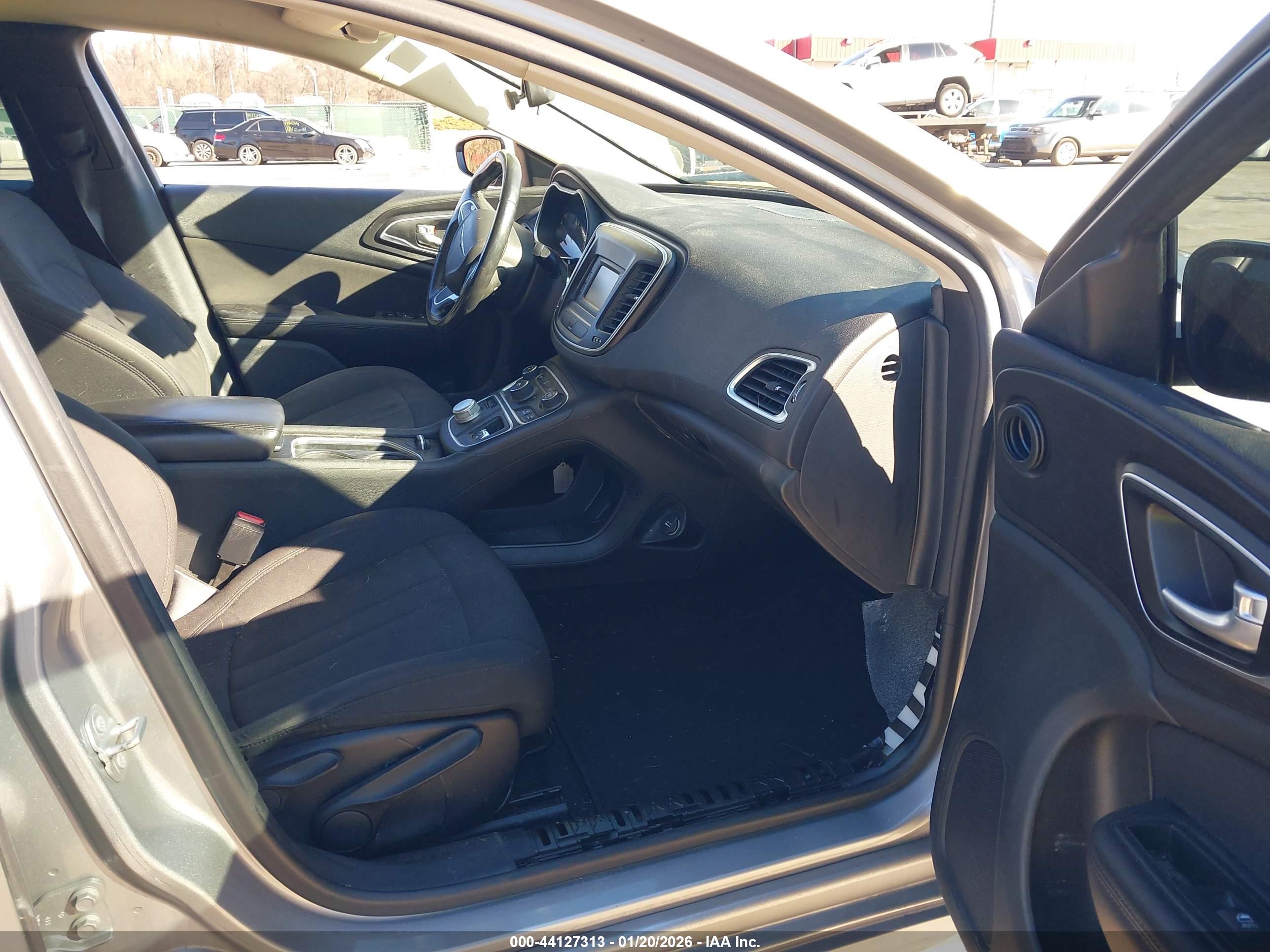 CHRYSLER 200 image 5