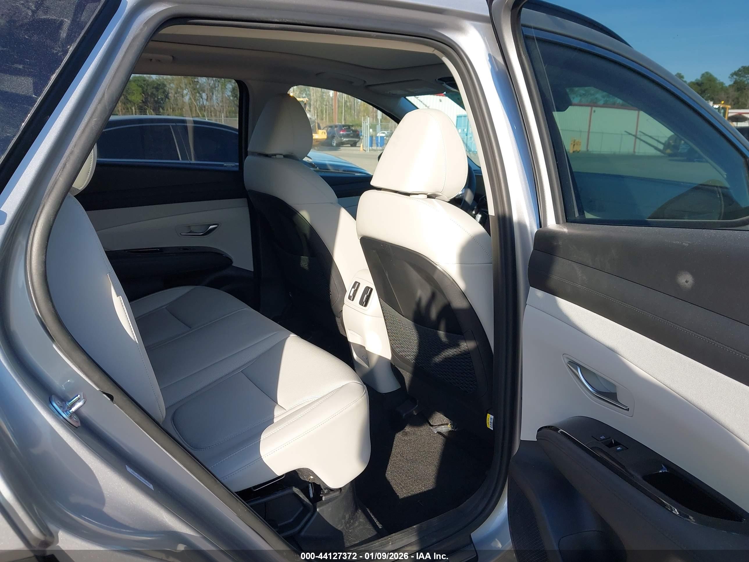 HYUNDAI TUCSON image 8