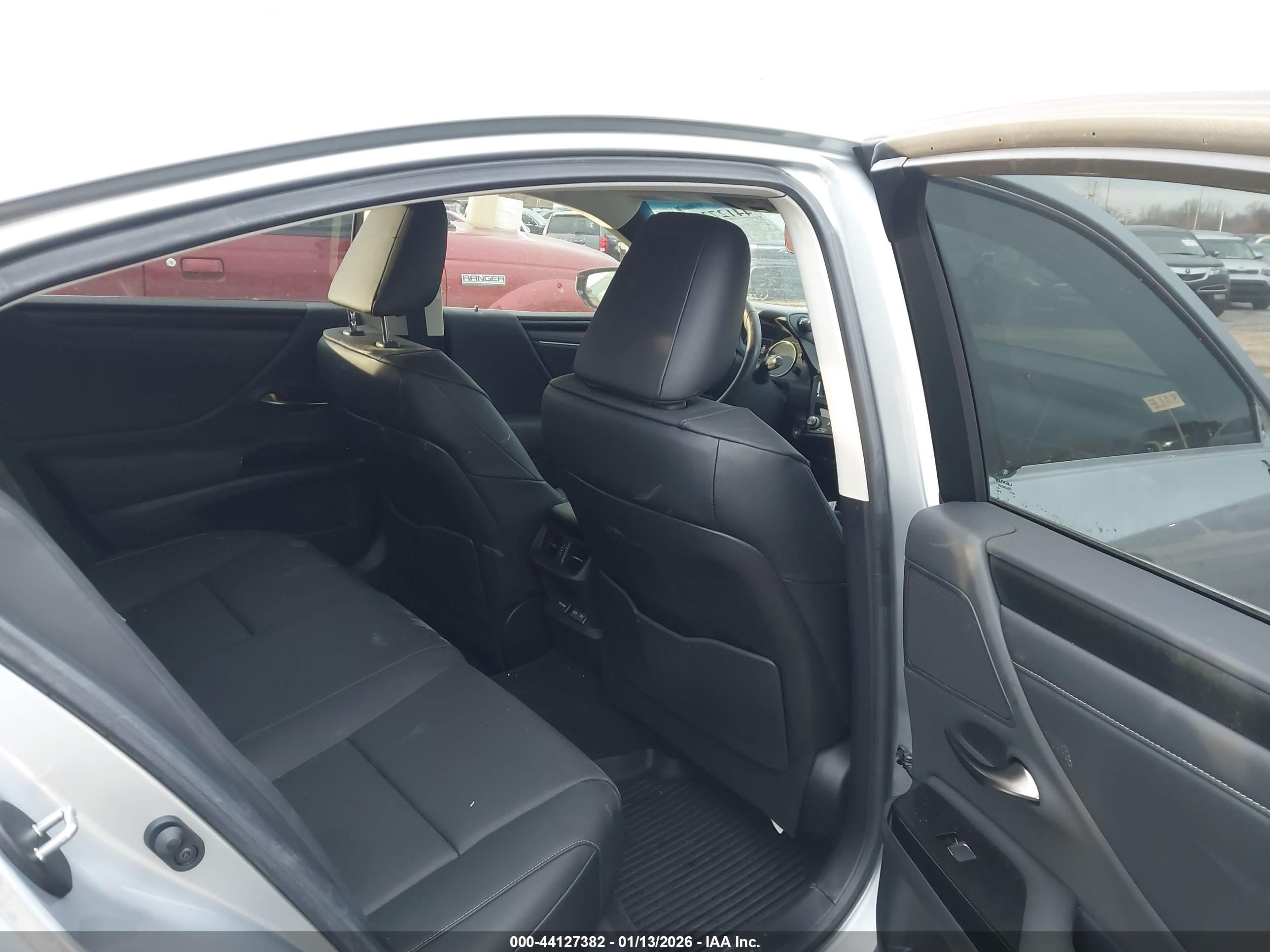LEXUS ES image 8