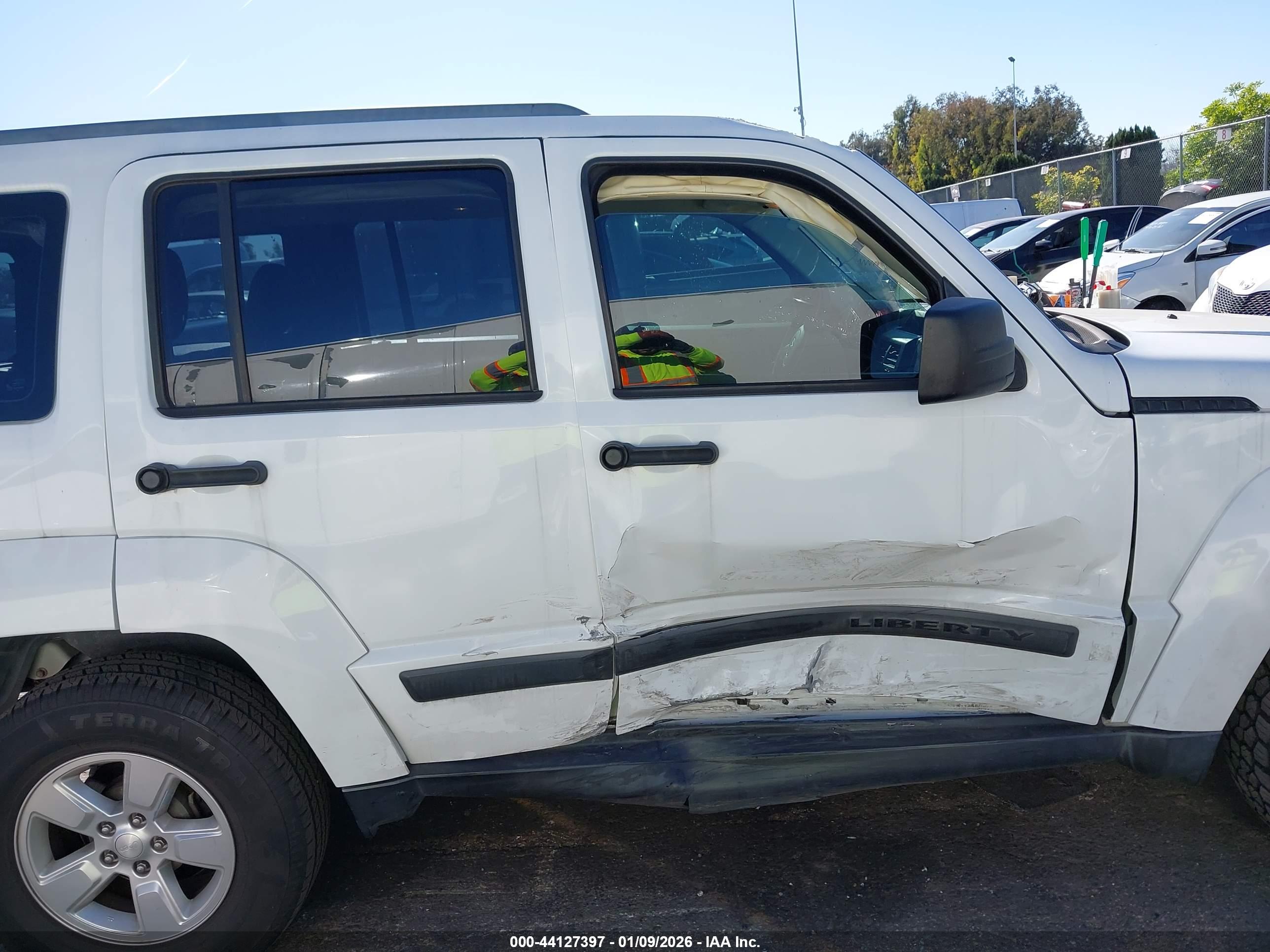 JEEP LIBERTY image 6