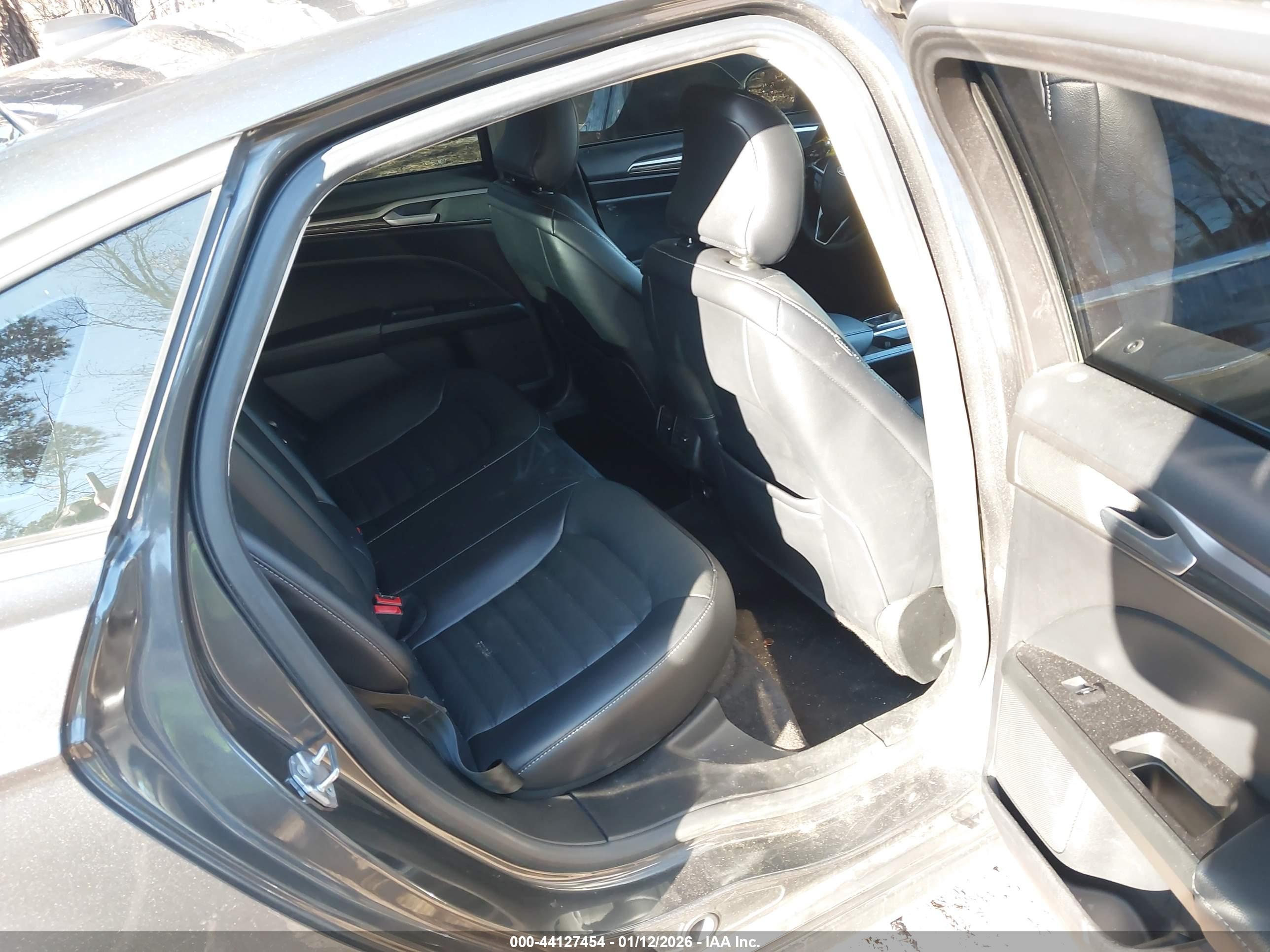 FORD FUSION image 8