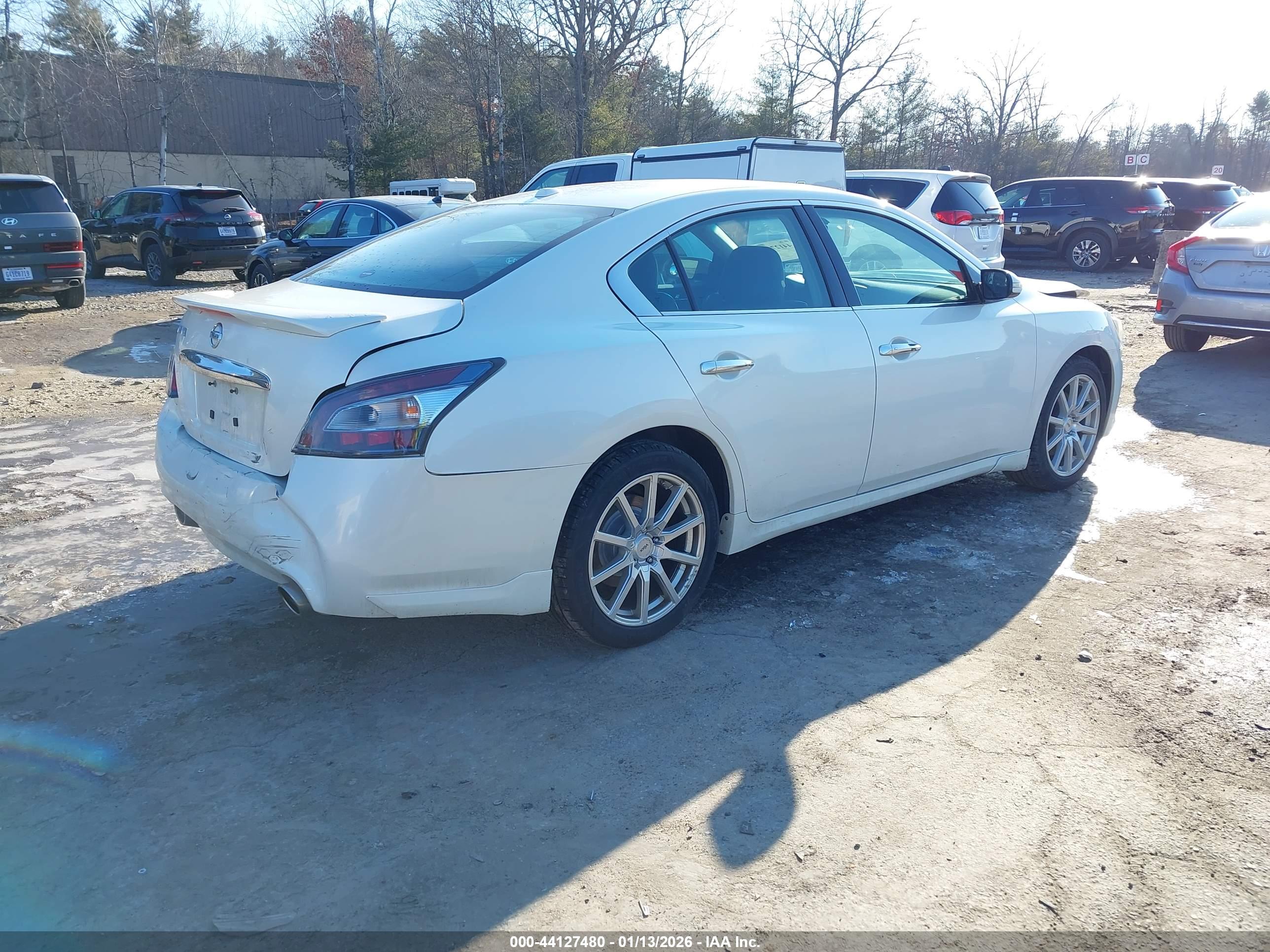 NISSAN MAXIMA image 4