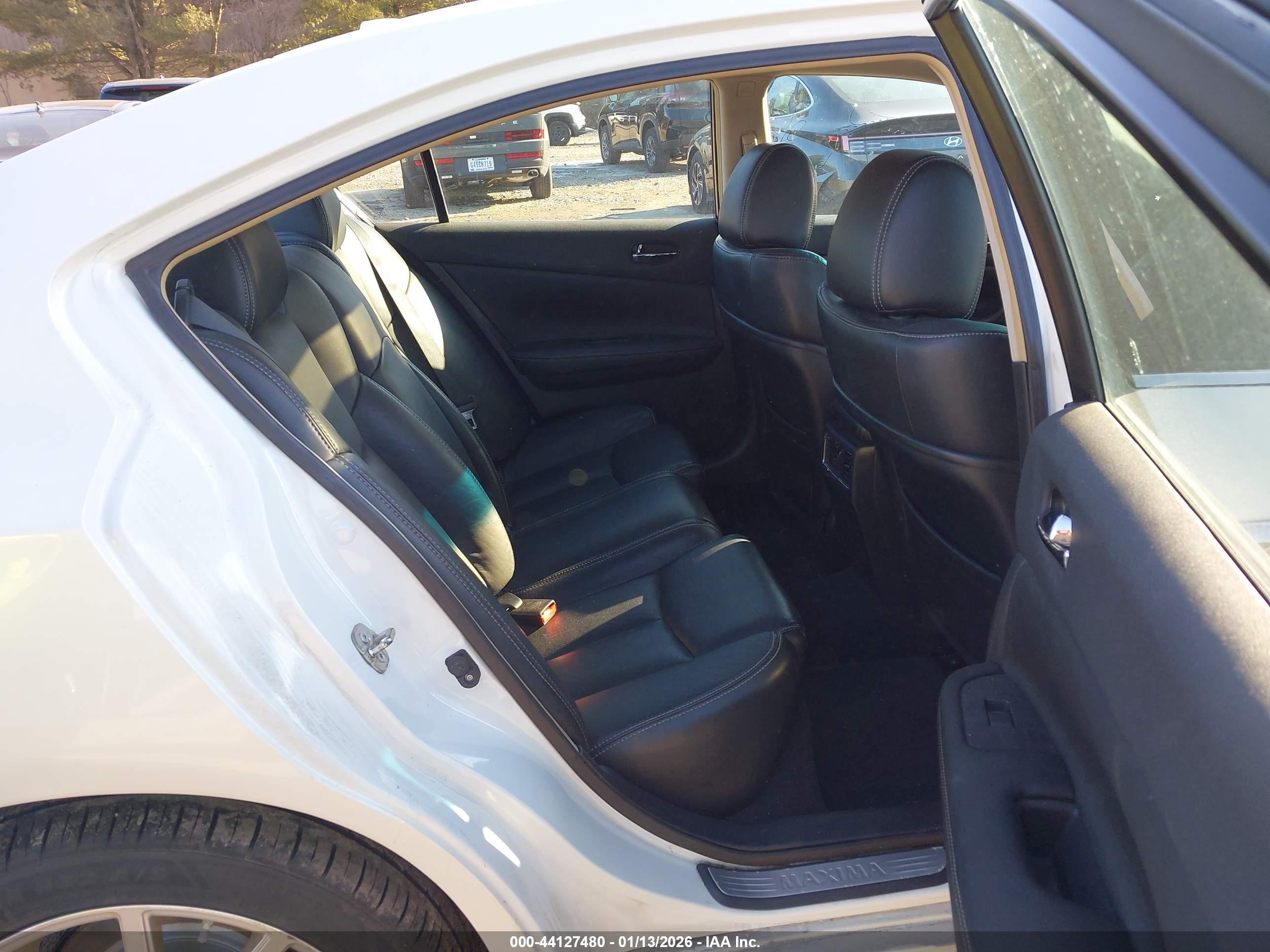 NISSAN MAXIMA image 8