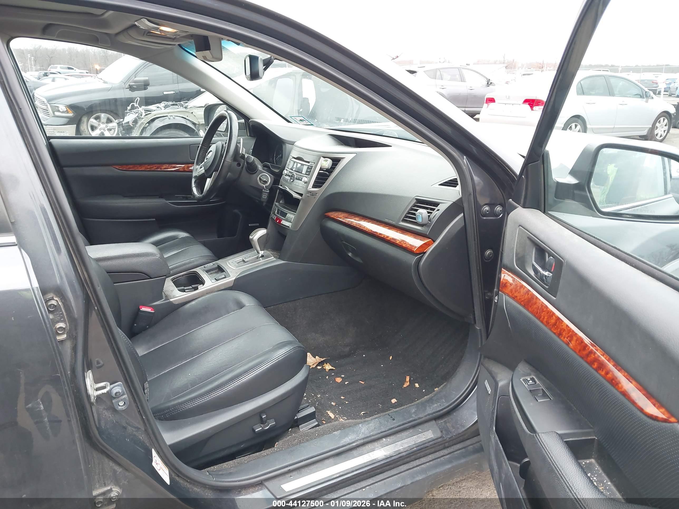 SUBARU OUTBACK image 5