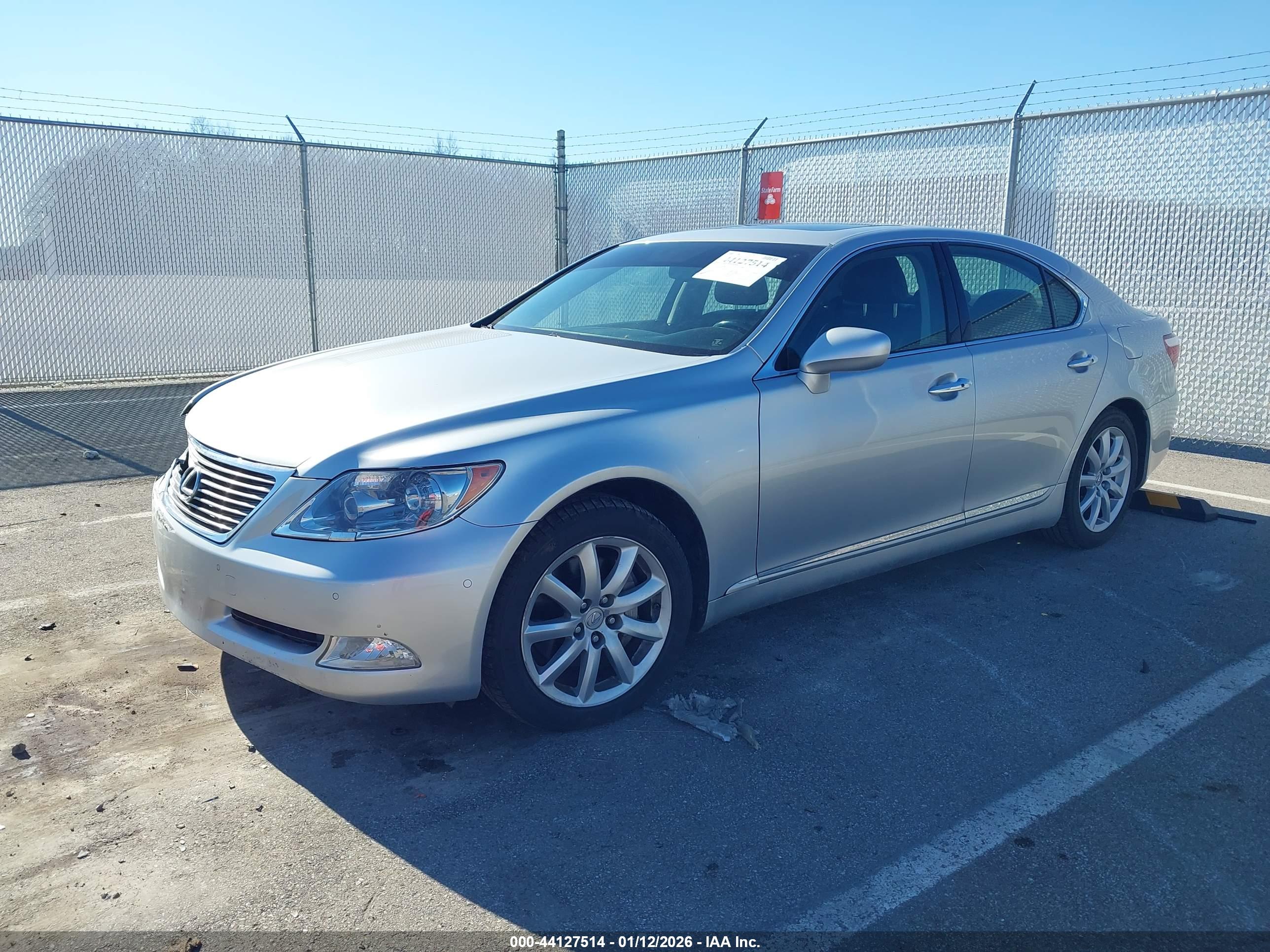 LEXUS LS image 2