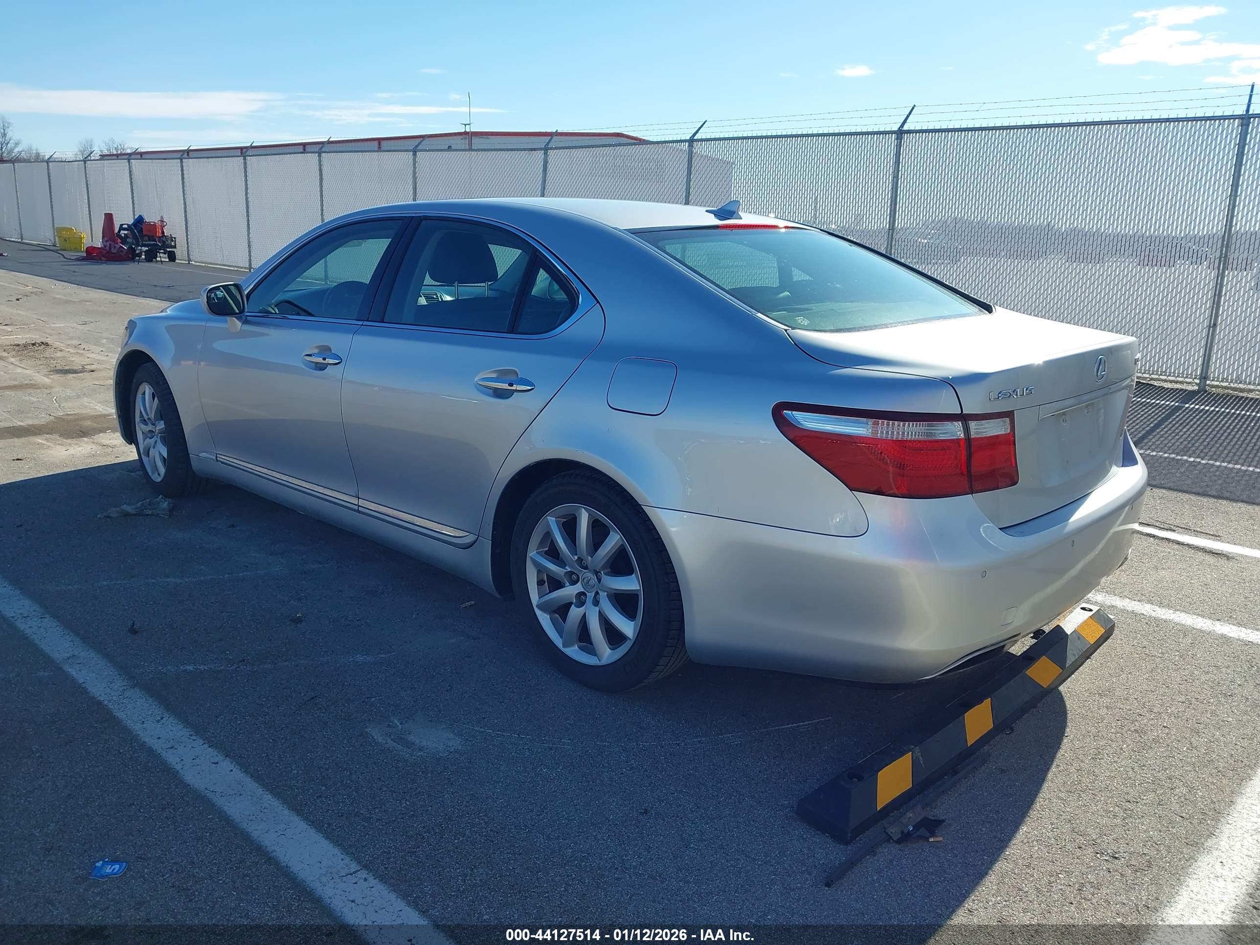 LEXUS LS image 3