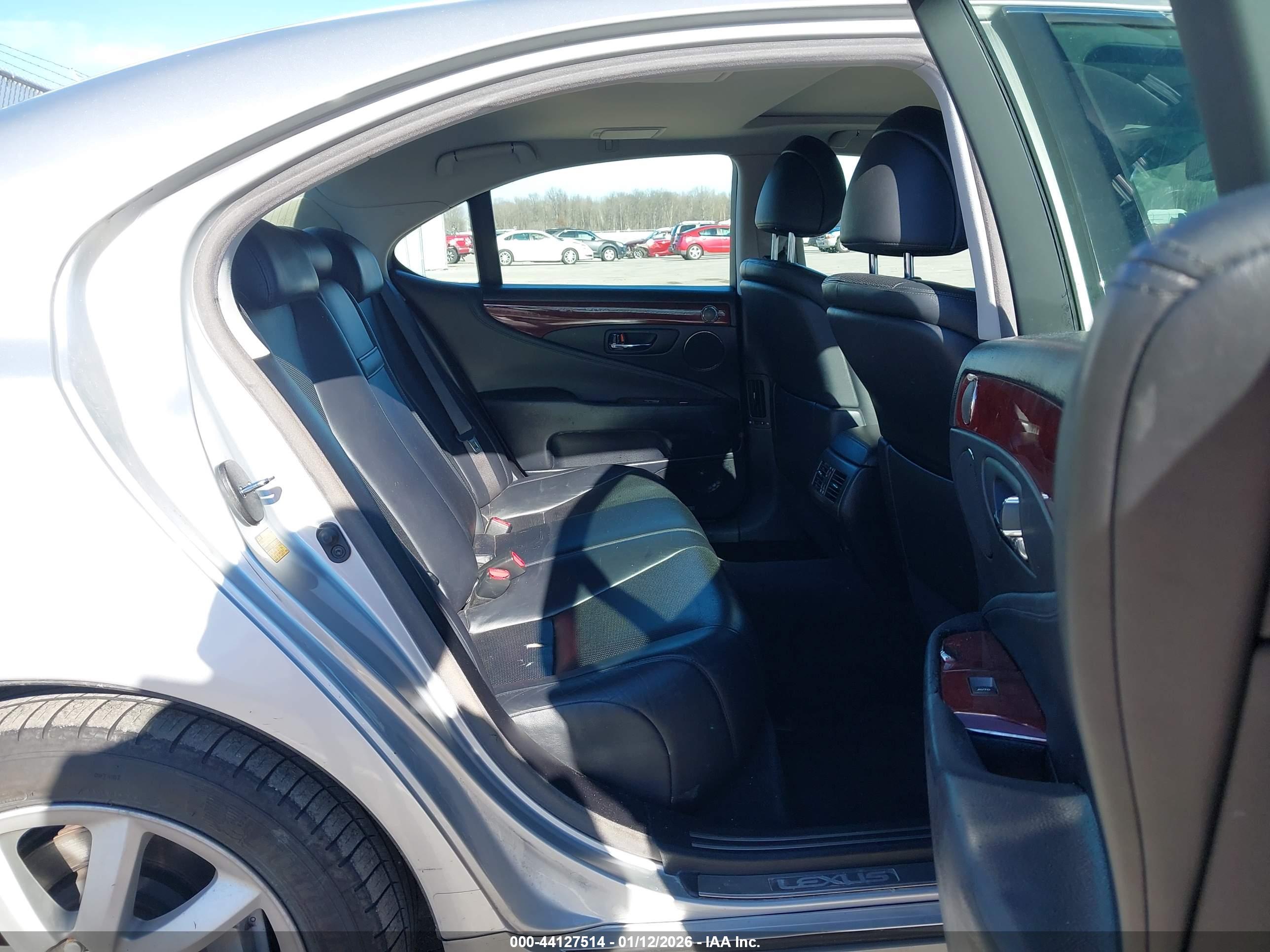 LEXUS LS image 8