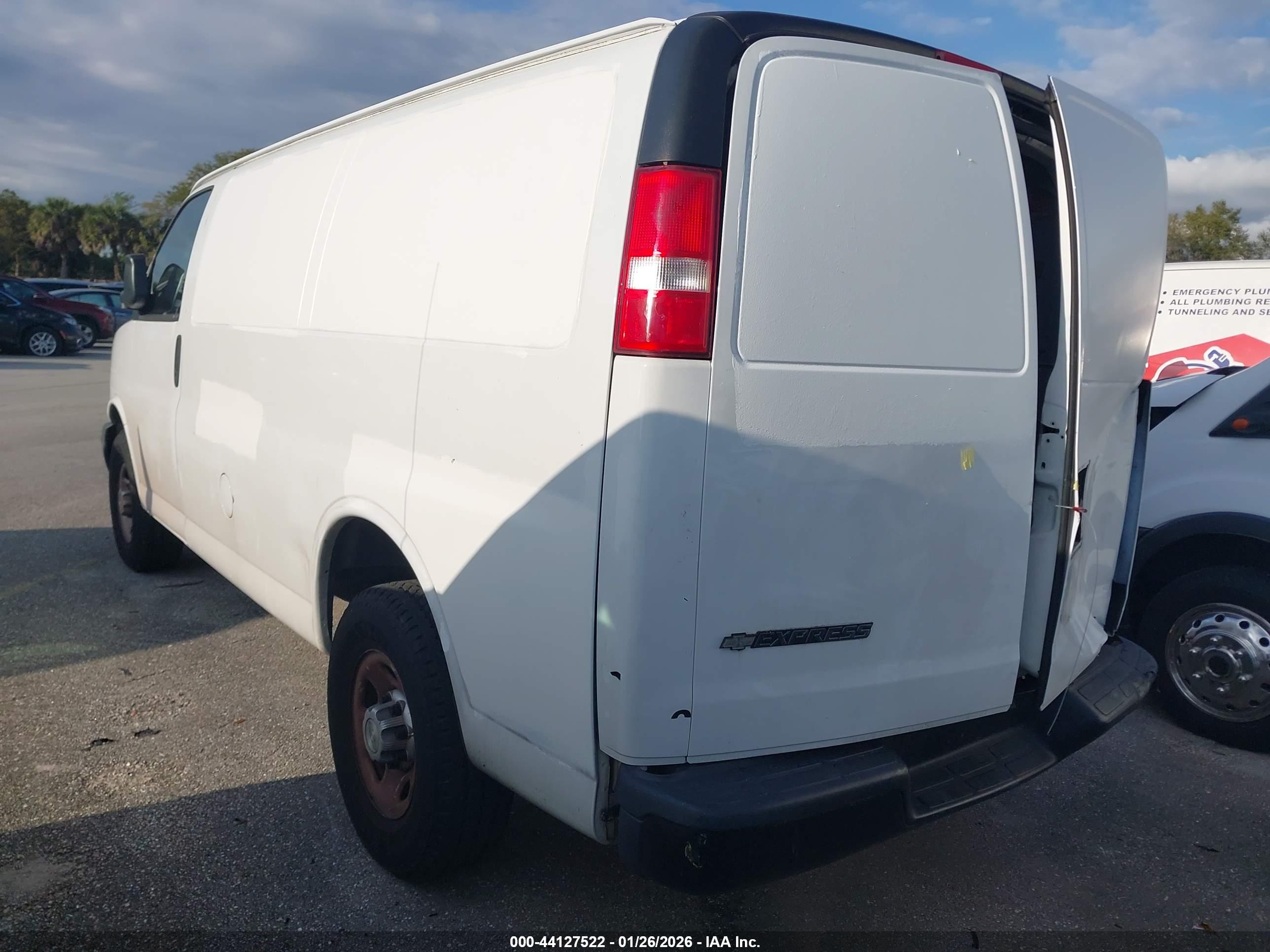 CHEVROLET EXPRESS image 3