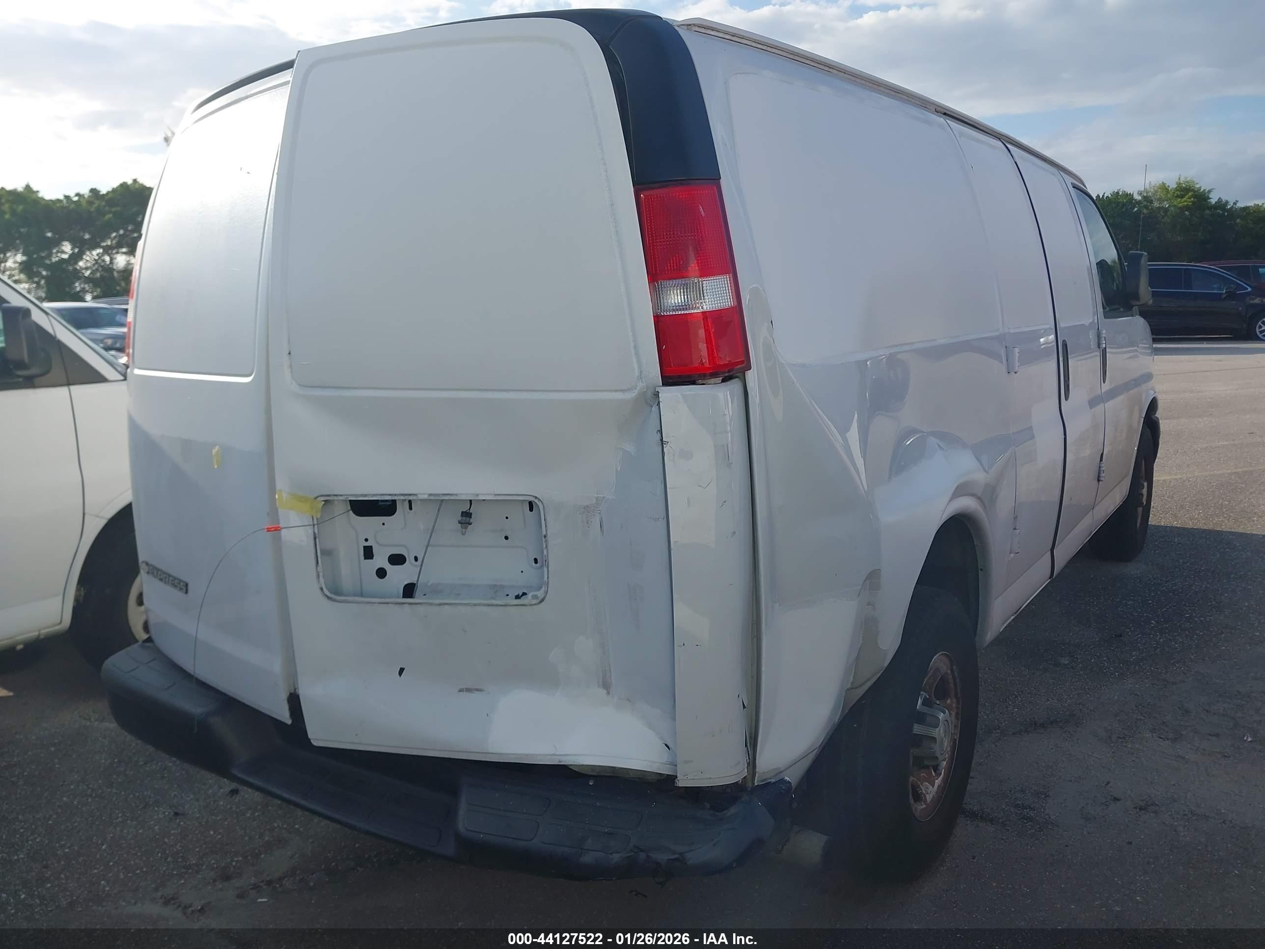 CHEVROLET EXPRESS image 4