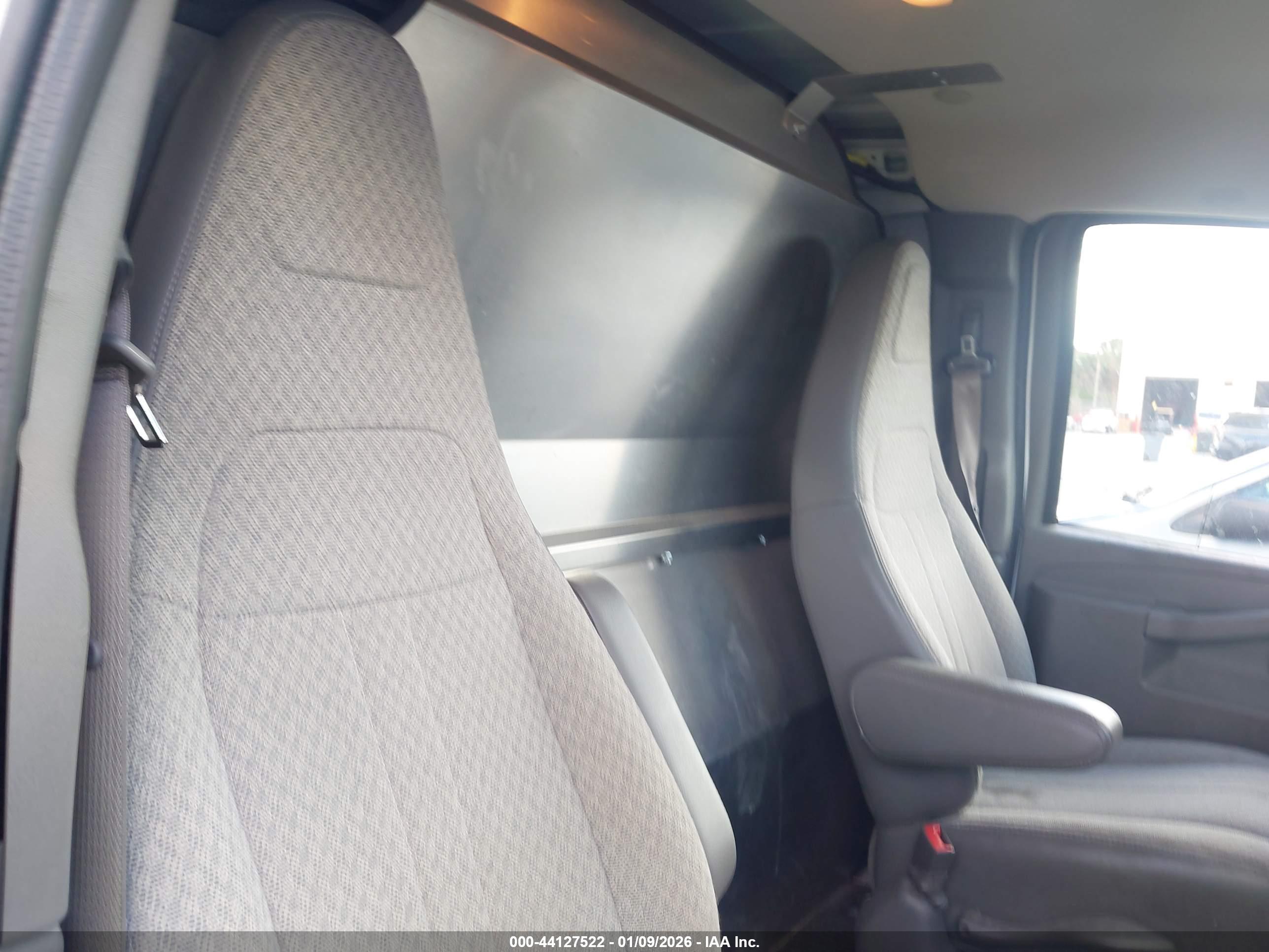 CHEVROLET EXPRESS image 8