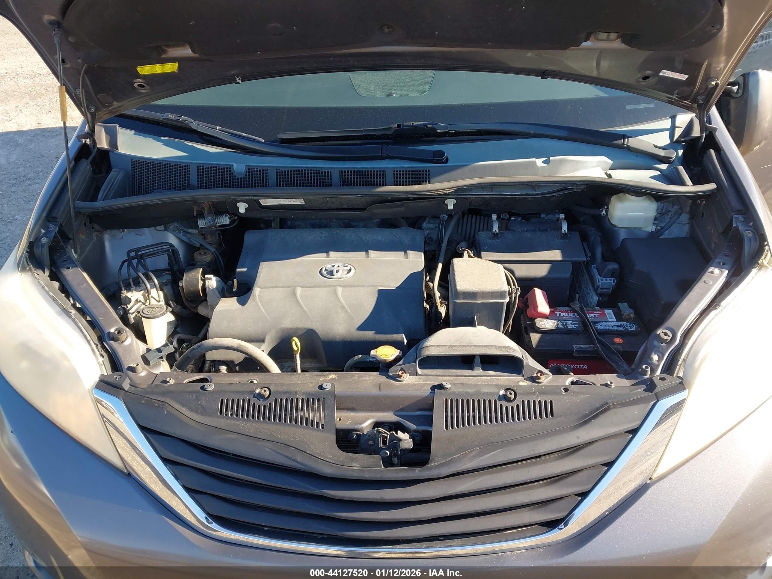 TOYOTA SIENNA image 10