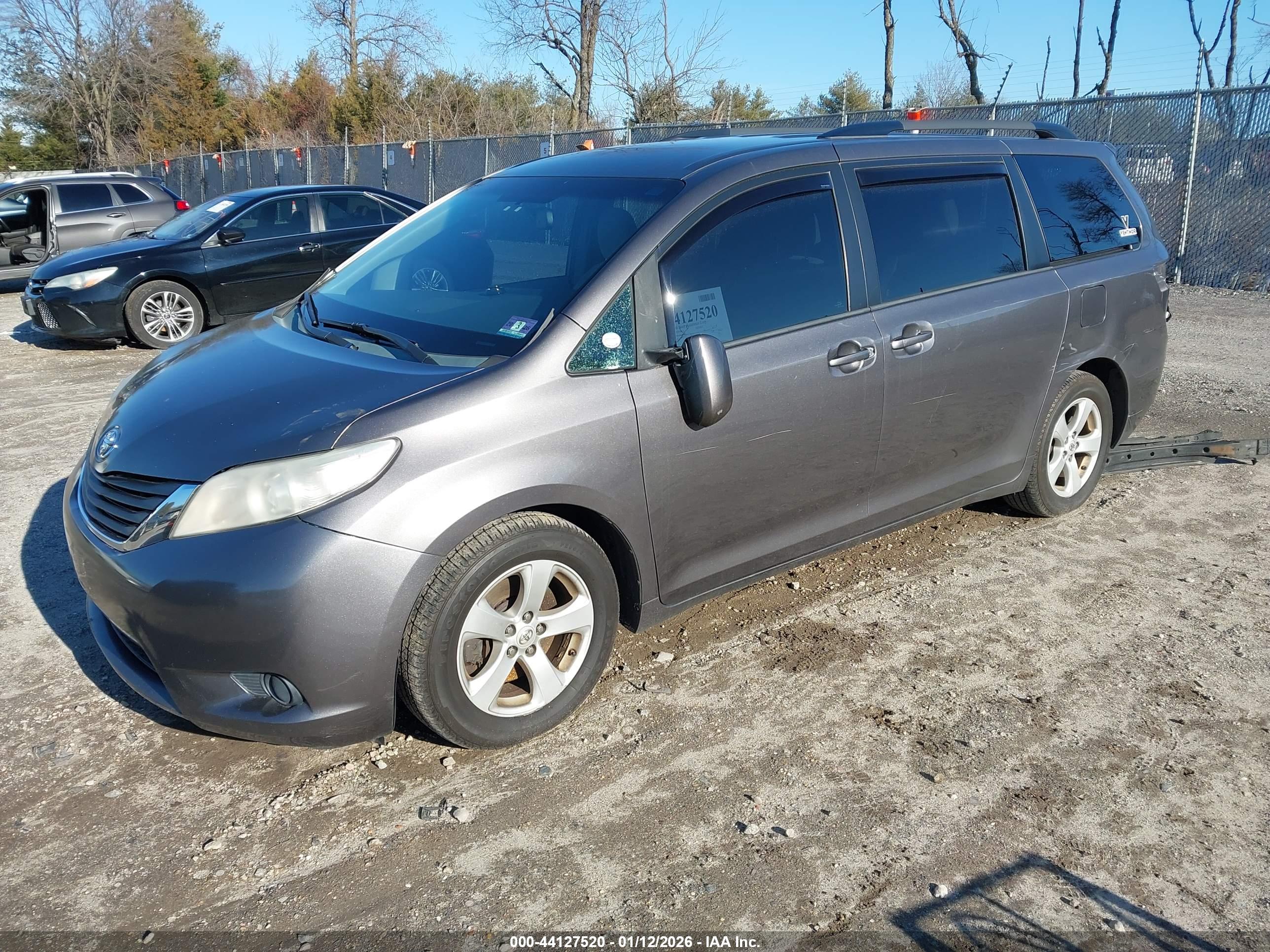 TOYOTA SIENNA image 2