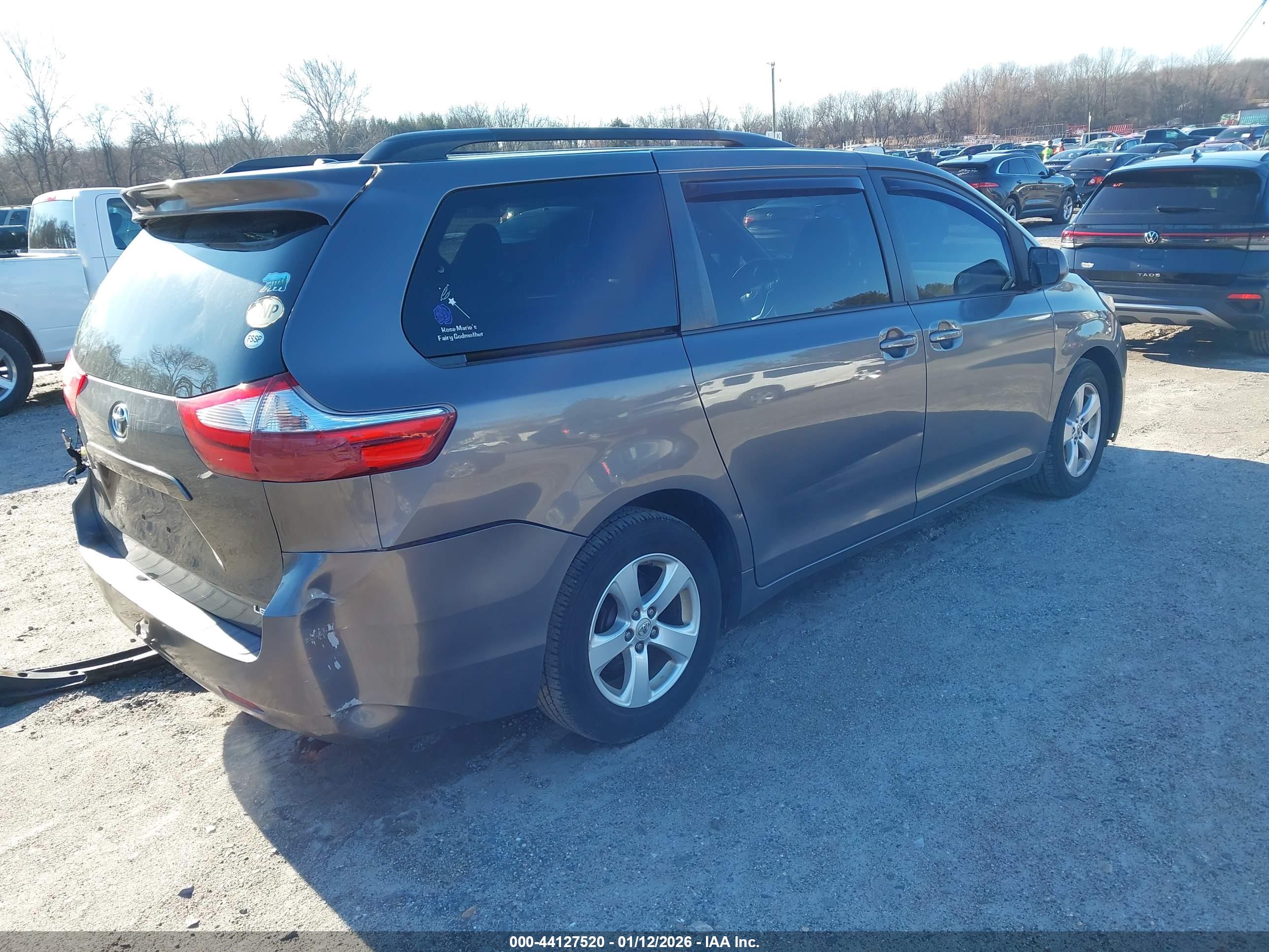TOYOTA SIENNA image 4