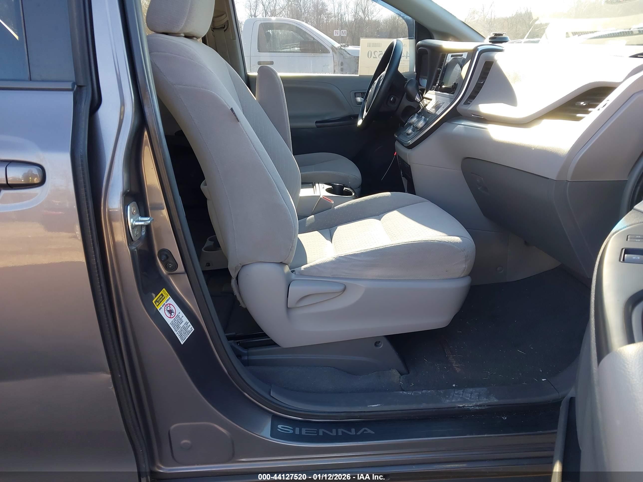 TOYOTA SIENNA image 5