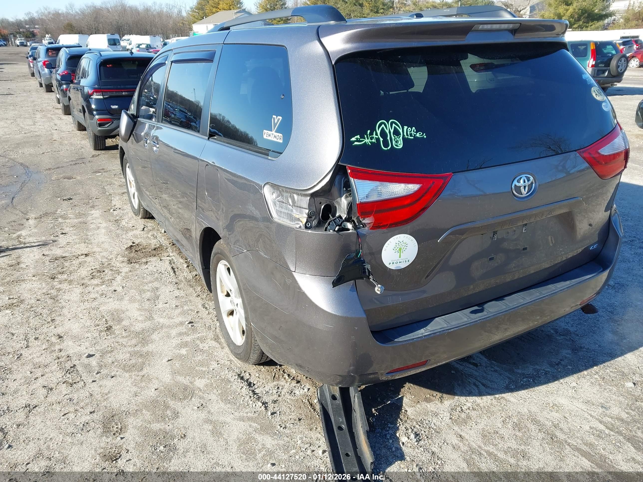 TOYOTA SIENNA image 6