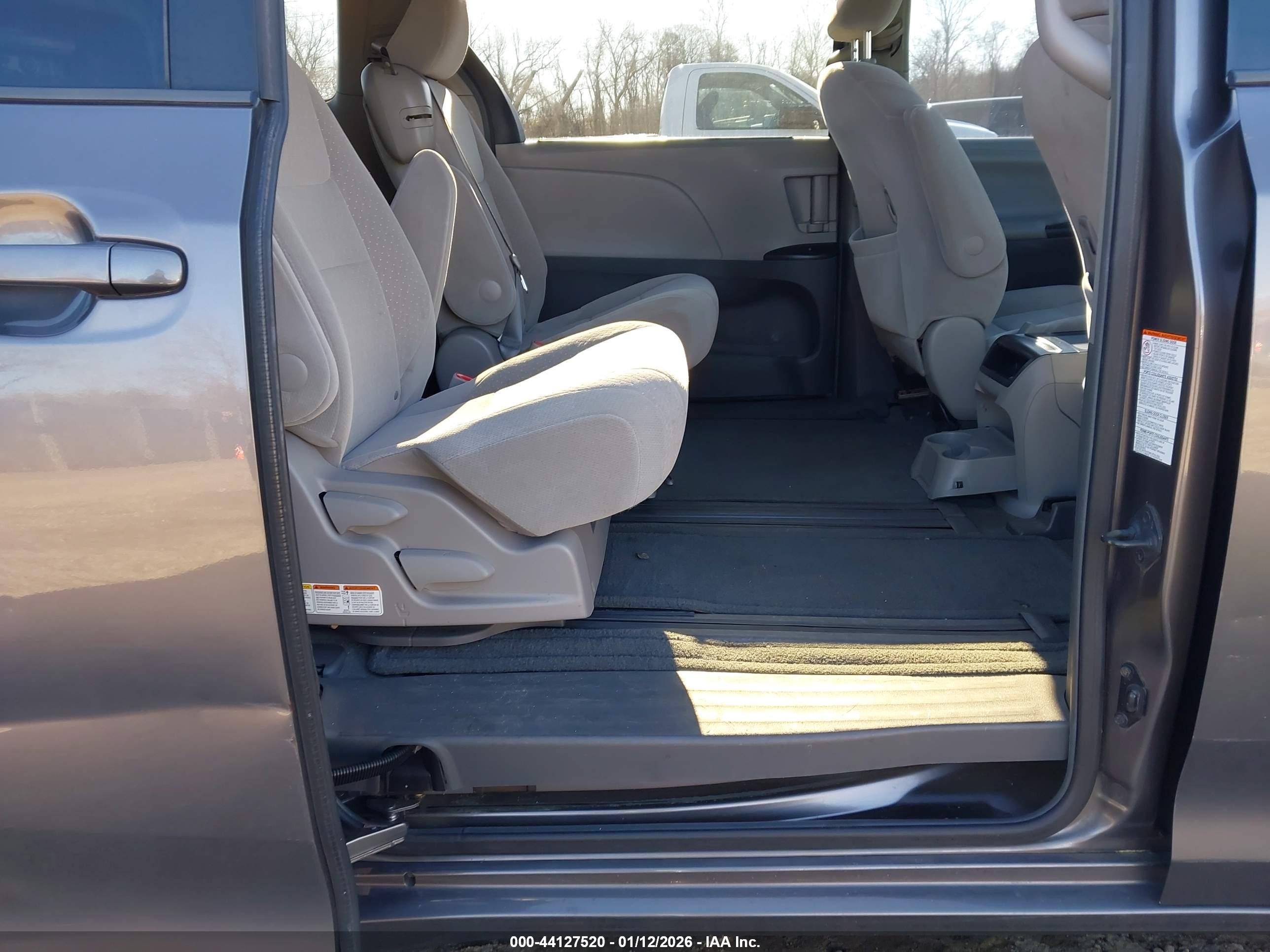 TOYOTA SIENNA image 8