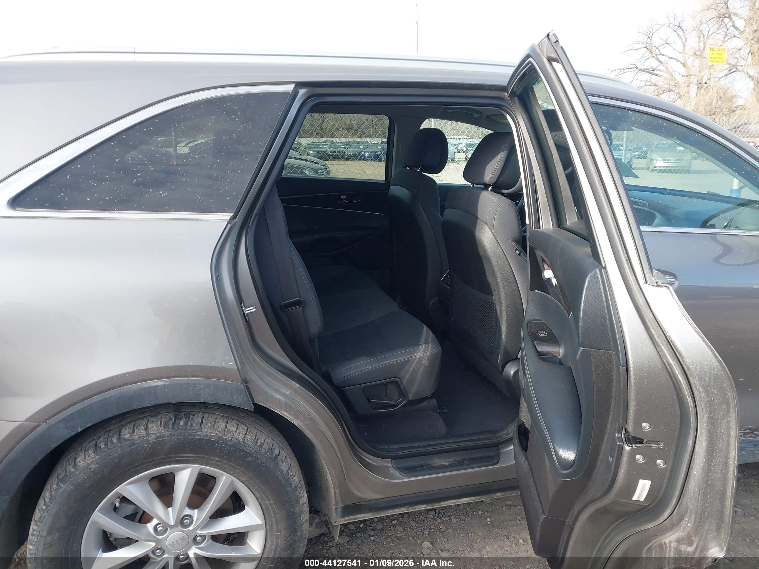 KIA SORENTO image 8