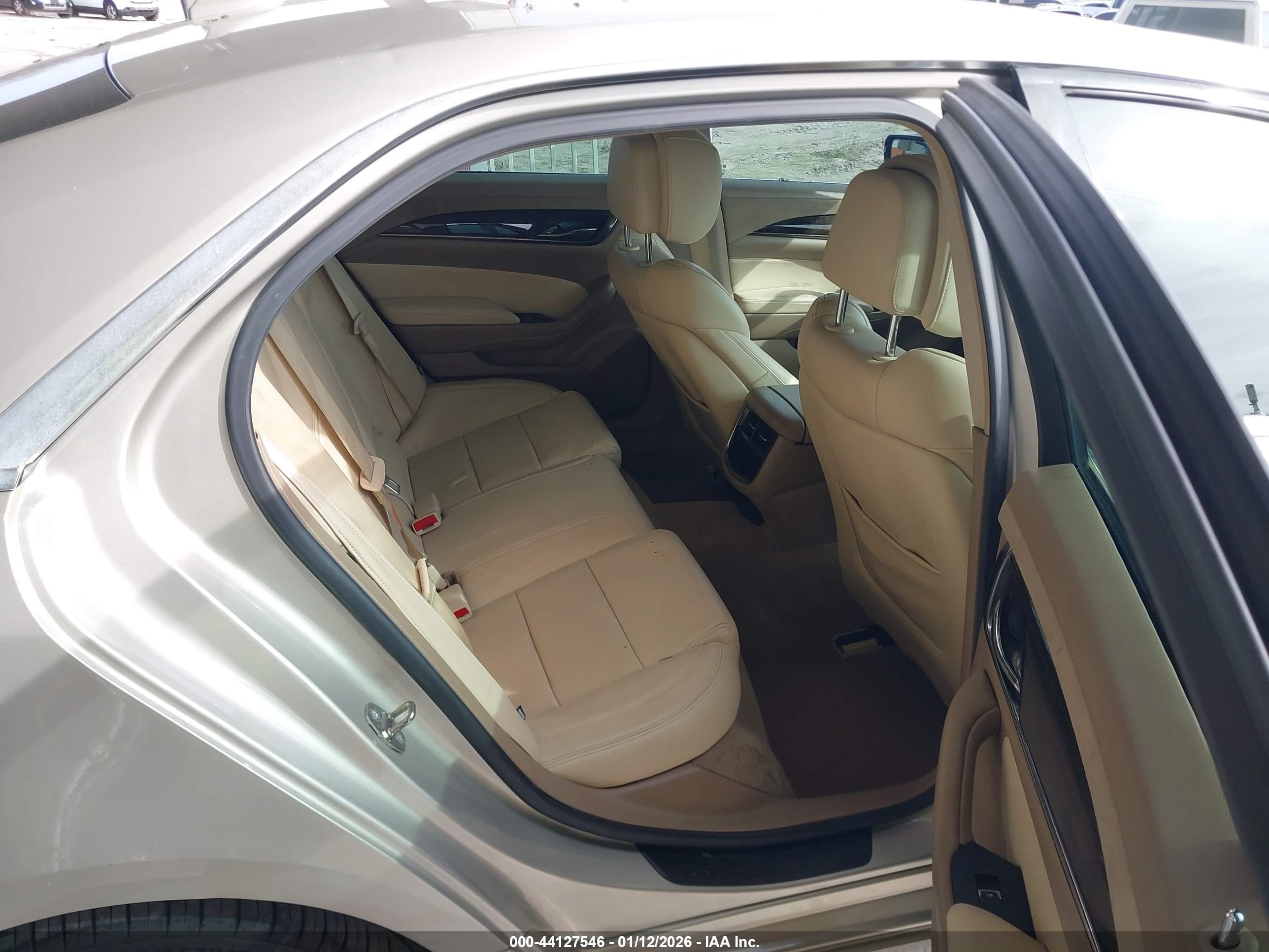 CADILLAC CTS image 8